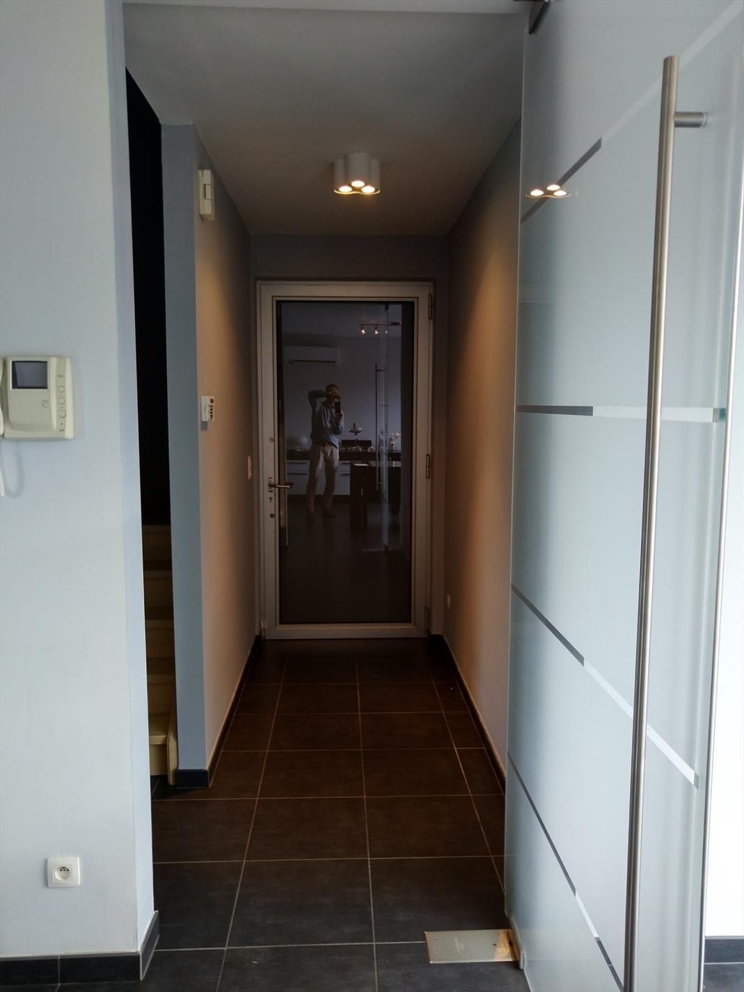 een ruim en deels bemeubeld duplexappartement met terrassen, autostaanplaats en berging foto 2