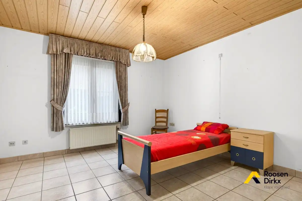 Vrijstaande en degelijke gezinswoning met 300m² bewoonbare oppervlakte en mogelijk 5 slaapkamers op perceel van 974m² foto 18