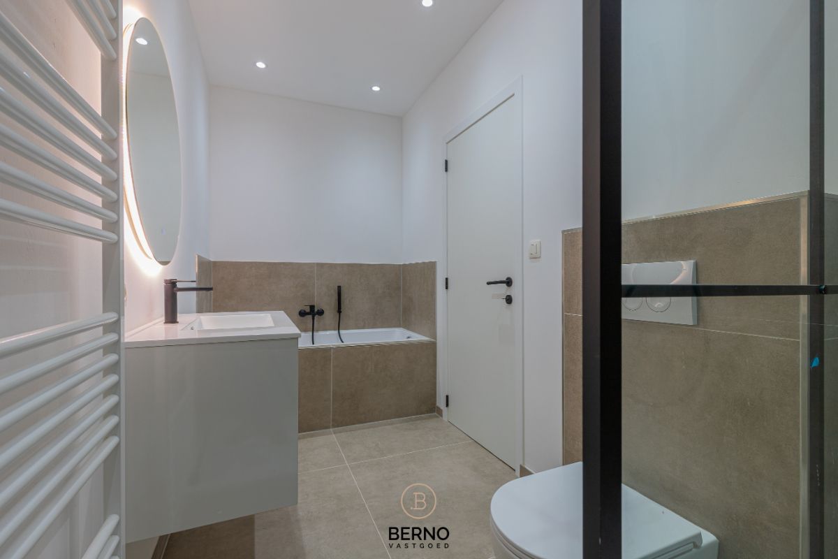 Vernieuwbouw woning met tuin foto 13