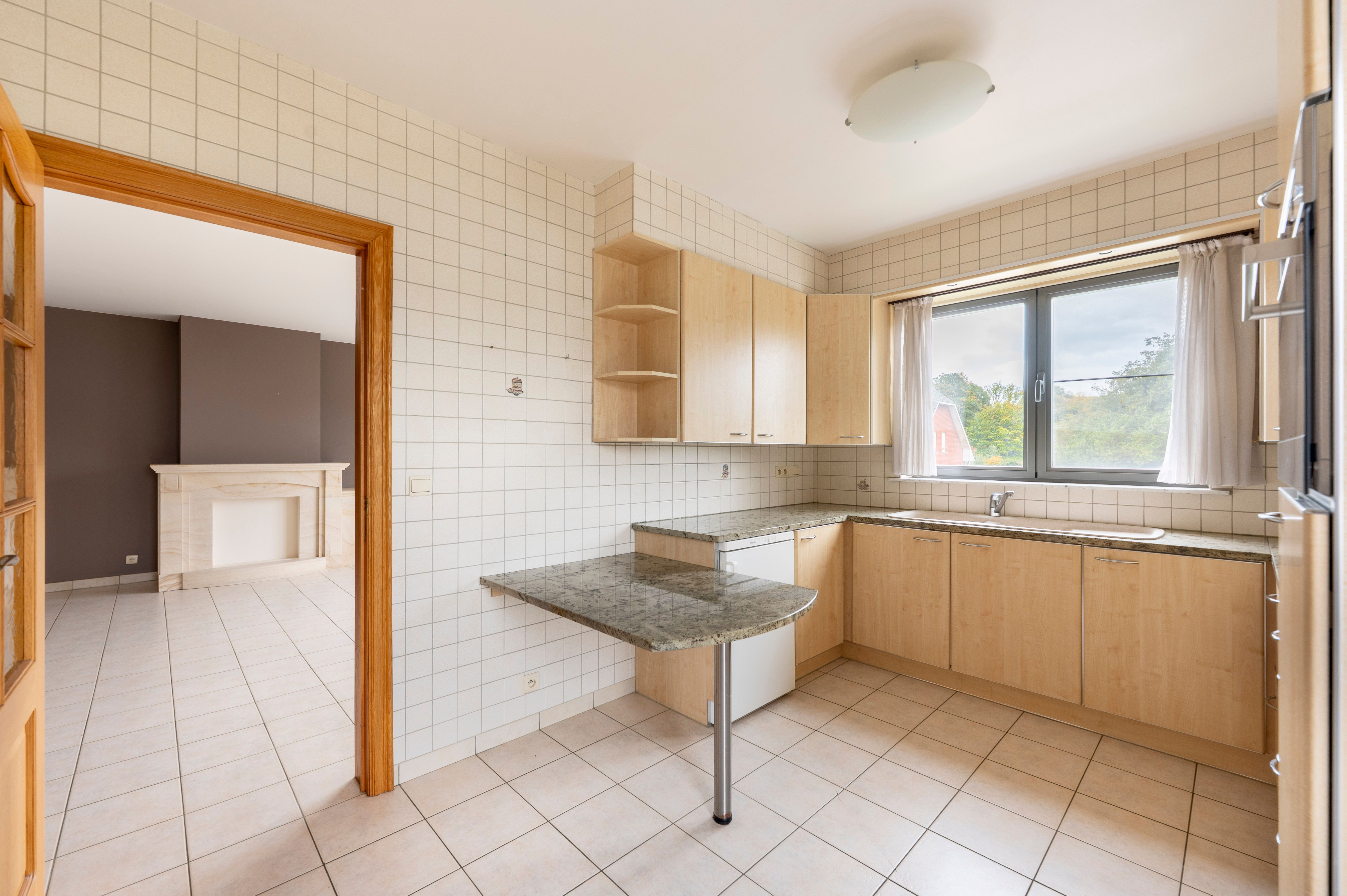 Ruim appartement met 2 slaapkamers, terras én garage in hartje Wommelgem! foto 3