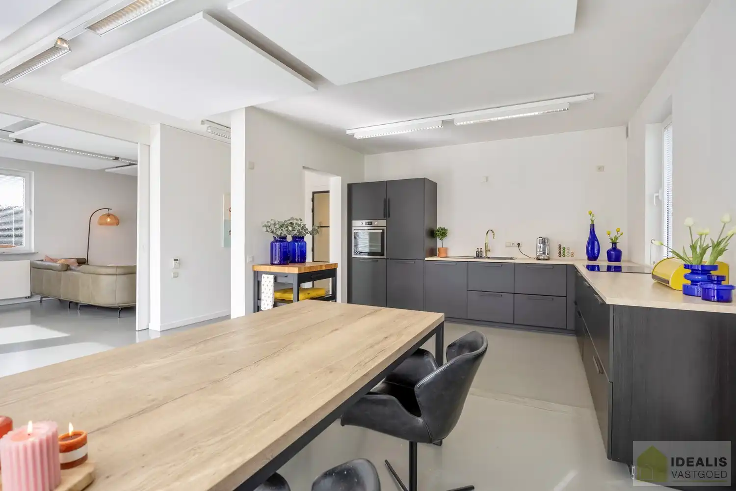 STATIG, STRAK EN UITERST RUIM COMPLEX MET HOOGSTAANDE AFWERKING EN OOG VOOR DETAIL. MOMENTEEL VOORZIEN VAN 3 SLAAPKAMERS, RIANTE LEEFRUIMTES ÉN UNIEKE LANDSCAPE KANTOORRUIMTES OP RESIDENTIËLE DOCH GUNSTIGE LOCATIE!! Dit exclusieve complex omvat maar liefst +-400m² netto bewoonbare oppervlakte! Kenmerkend aan dit statige pand is de unieke voorgevel die bezet is met keramische kunst van Pieter Stockmans. Gelegen op een residentiële locatie in een rustige woonstraat doch op enkele minuten van het centrum van Genk! foto 19