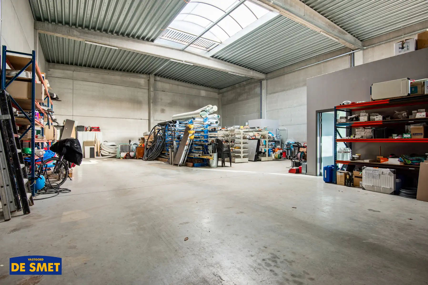 Magazijn met optie tot open bureelruimte op 1ste verdieping foto {{pictureIndex}}