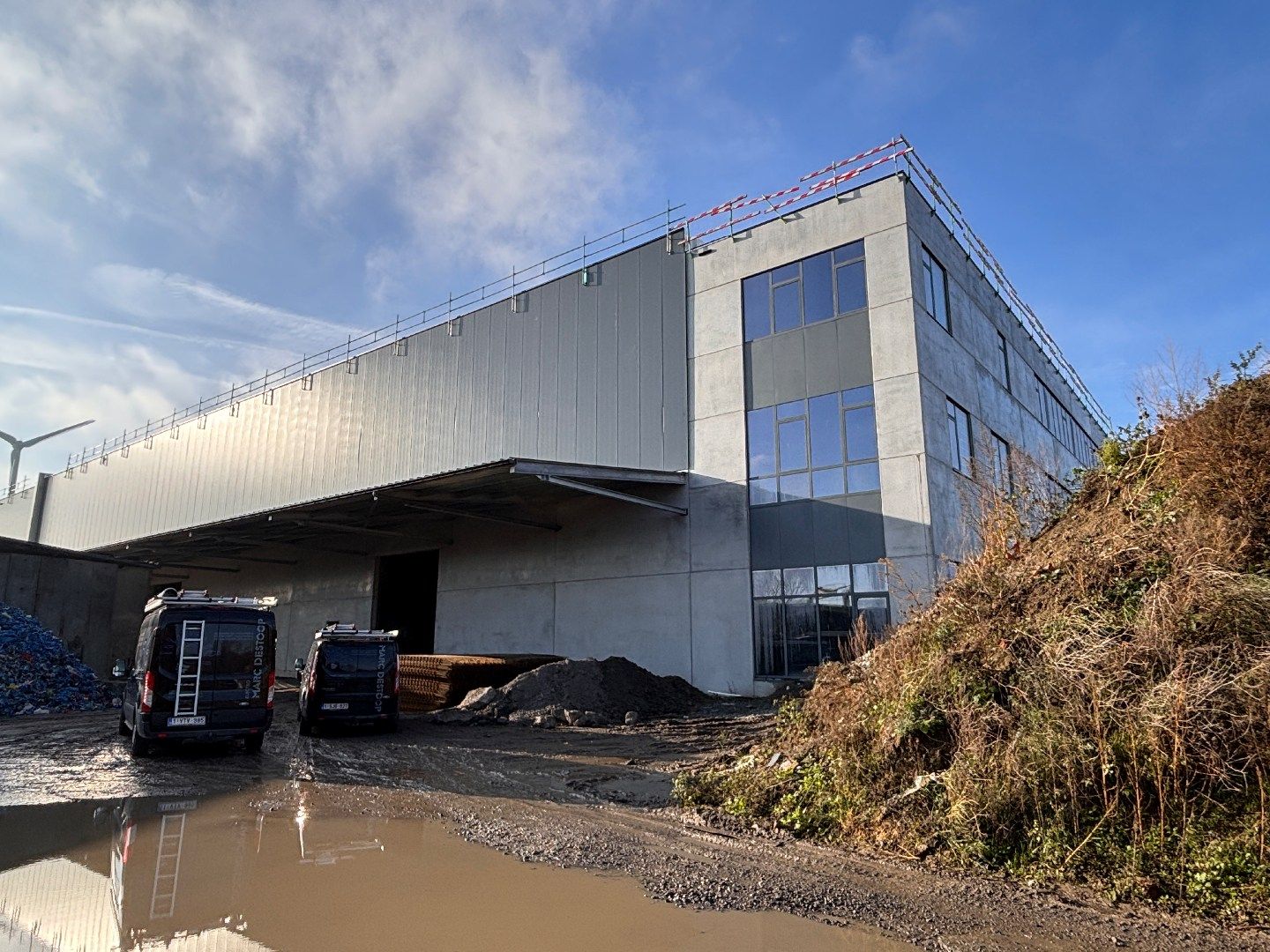 Logistieke bedrijfshal - 4069 m² - met mogelijkheid tot 1200 m² kantoren. Superligging! foto 2