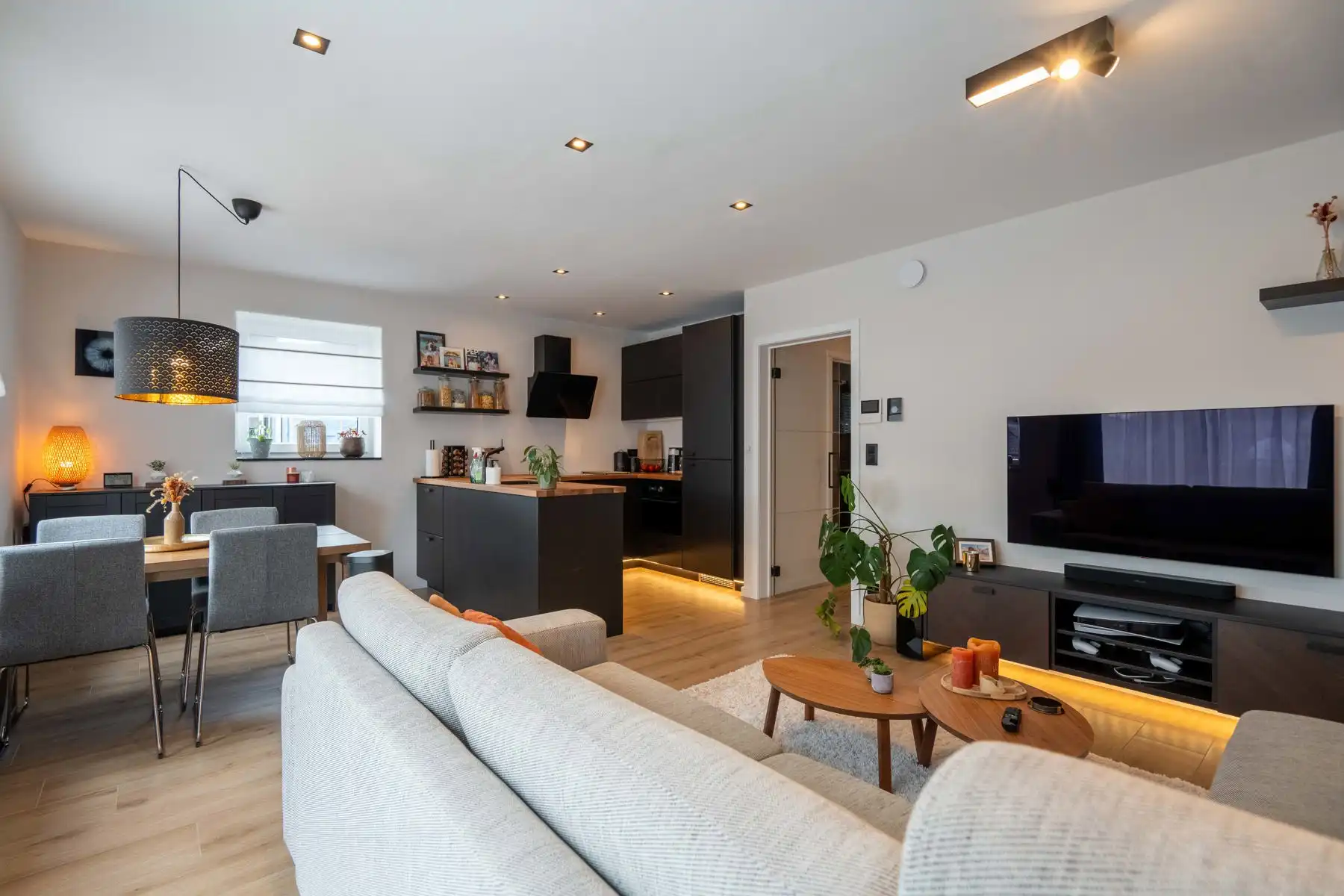 Recent en energiezuinig appartement in Heist-op-den-Berg!!! foto {{pictureIndex}}