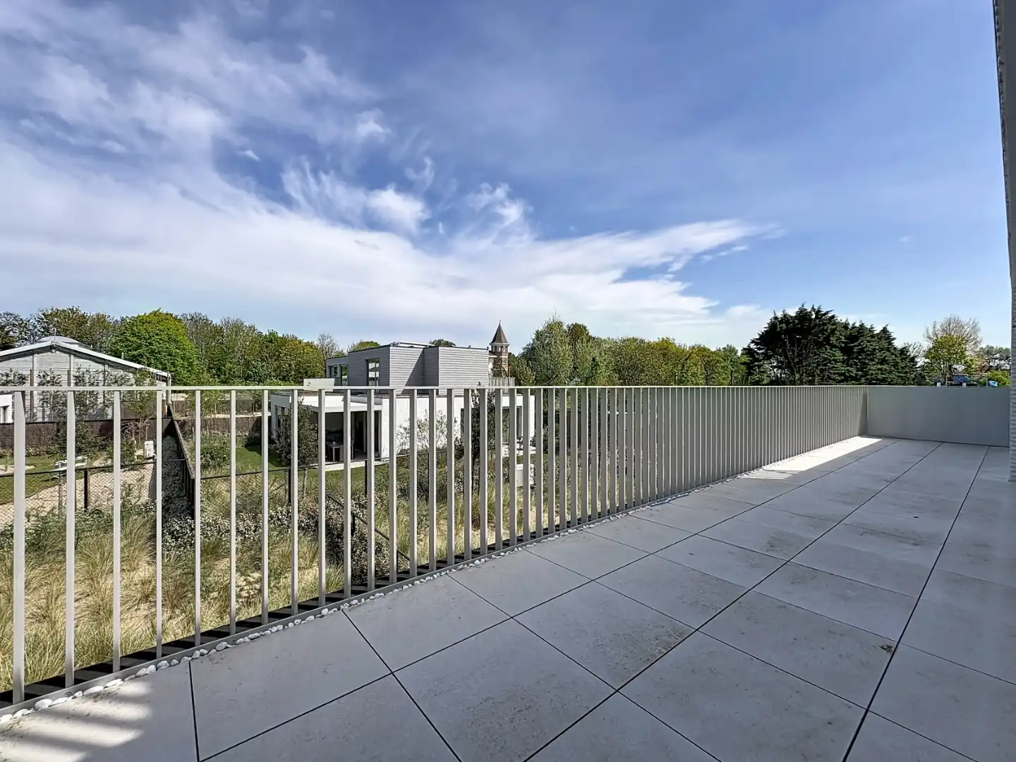 Ruim nieuwbouw appartement te Sint-Idesbald. foto {{pictureIndex}}