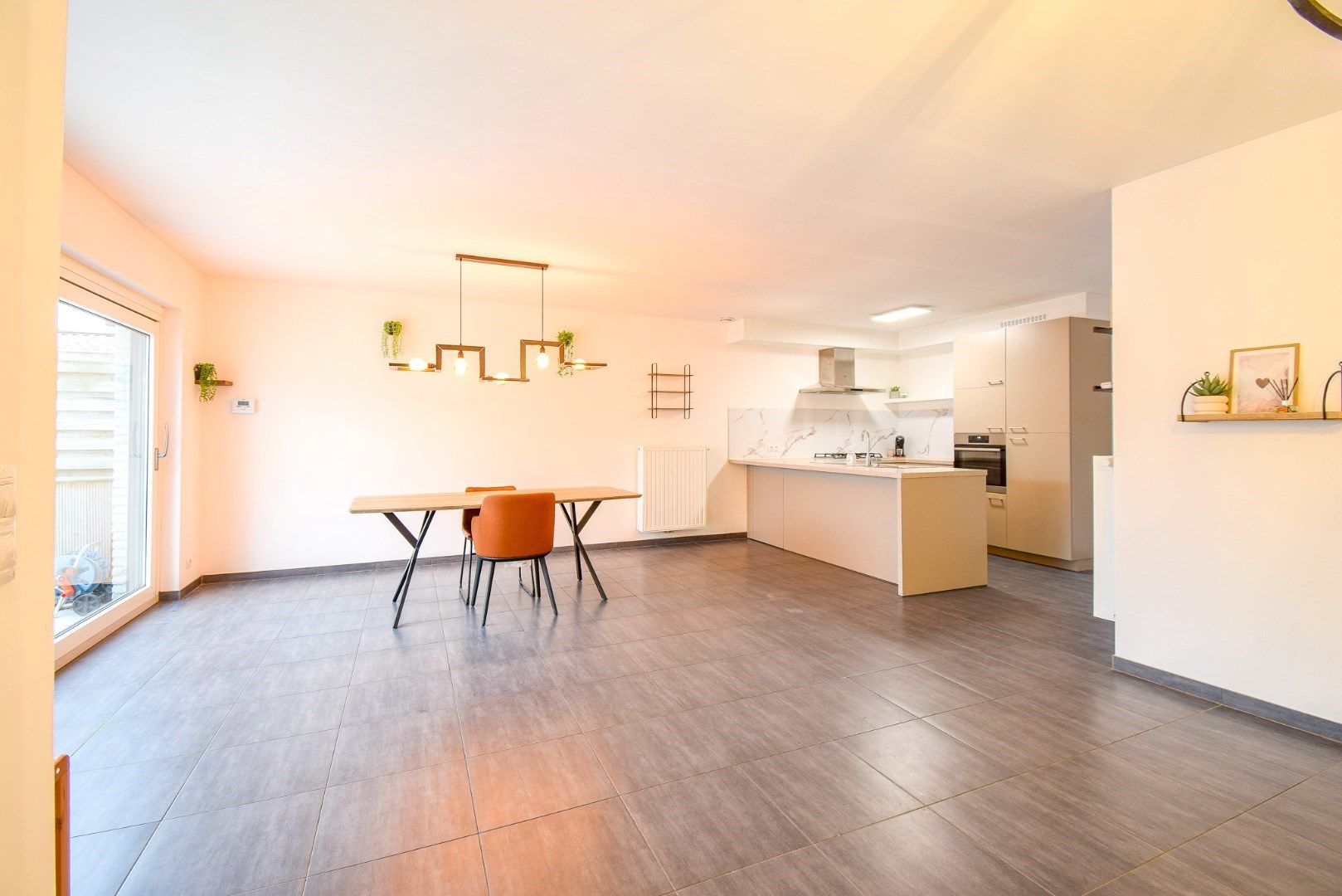 Instapklare woning met 3 slaapkamers en inpandige garage op centrale ligging te Zevekote foto 3