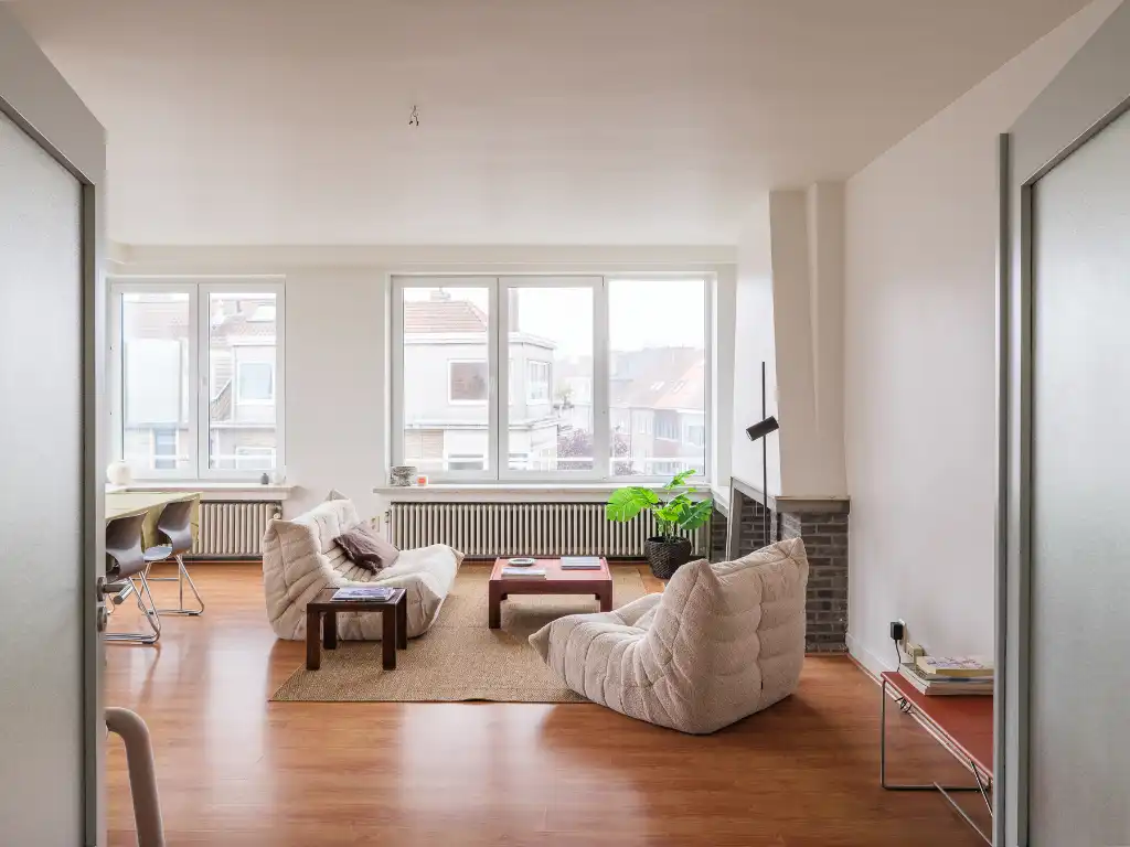 Stijlvol tweeslaapkamerappartement in de Sportstraat, met terras en warm mid-century karakter. foto {{pictureIndex}}