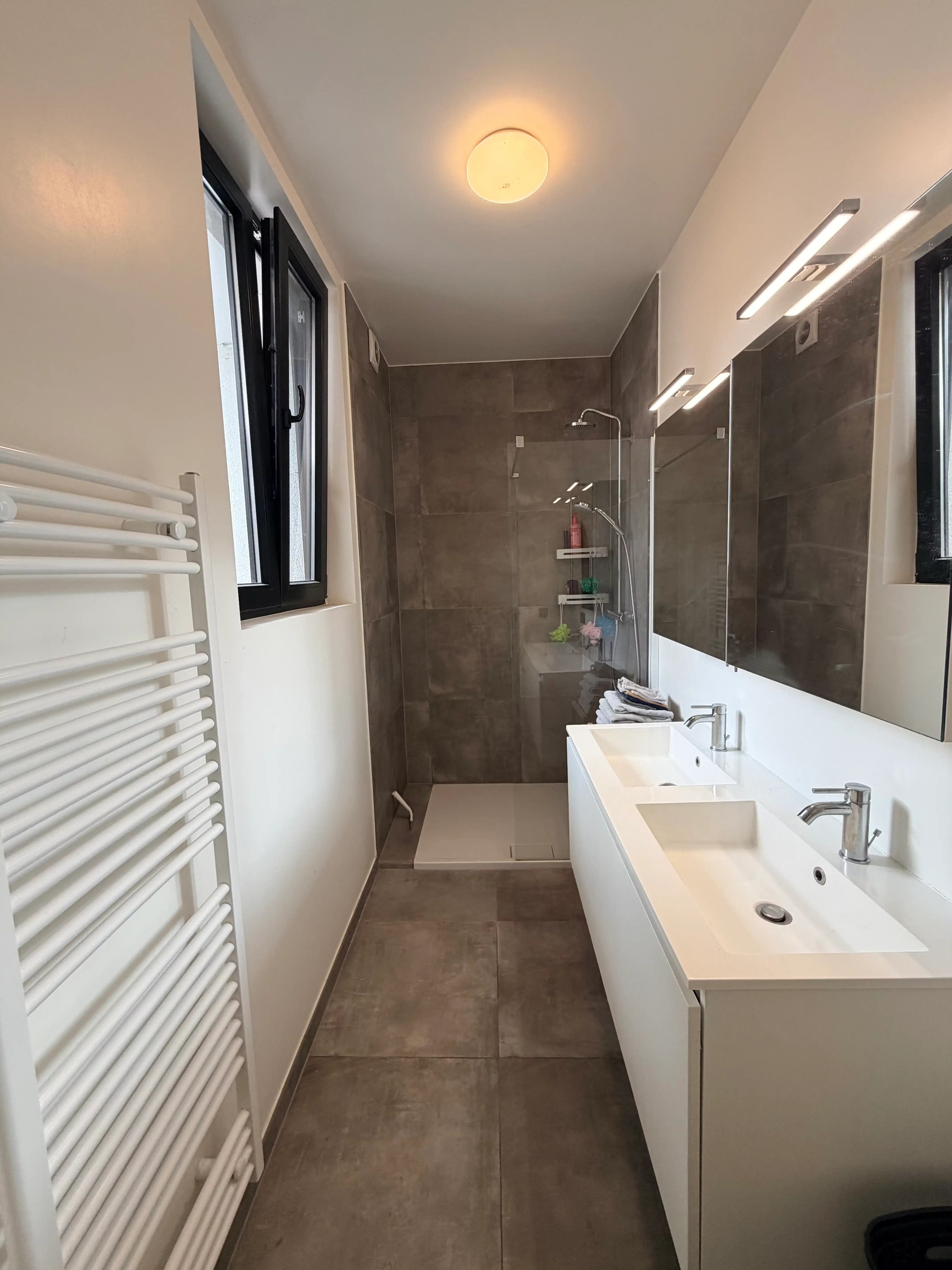 --- NIEUW --- Prachtig gerenoveerd appartement met 3 slaapkamers. foto 10