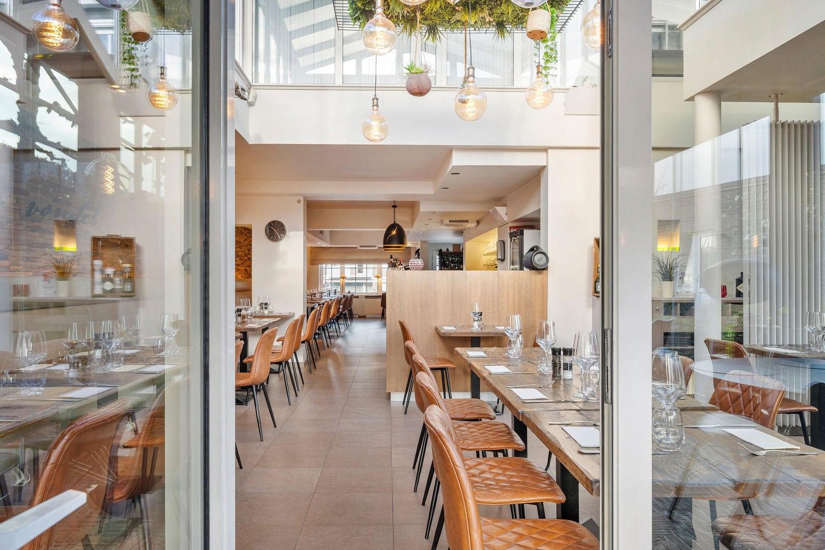 Gebouw waar het gezellige restaurant "De Vondel" is ondergebracht met woonst en voldoende parking op eigen terrein foto 14