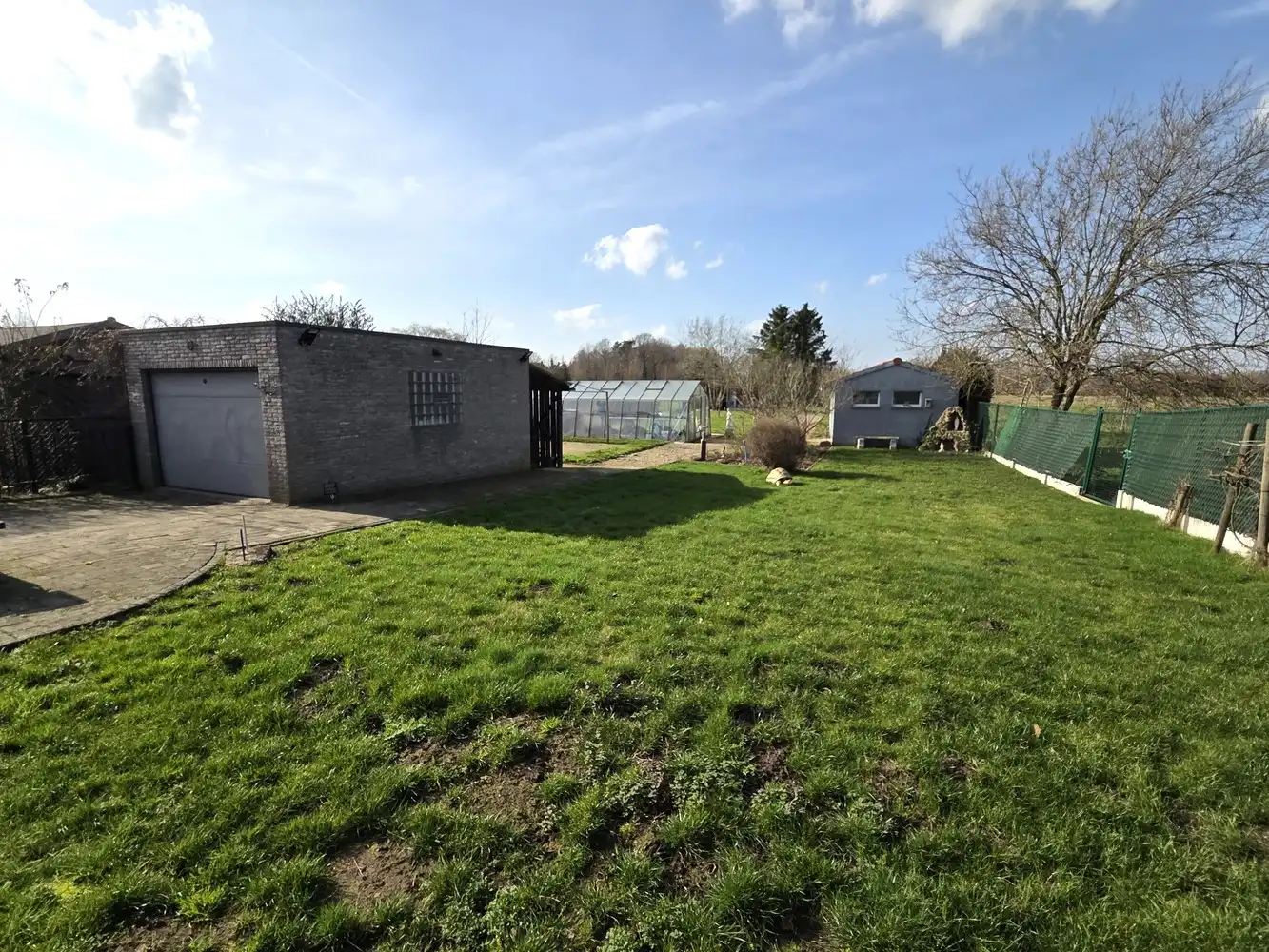 Ruime instapklare gezinswoning nabij centrum Heist met prachtige tuin en volledig onderkelderd! foto 3