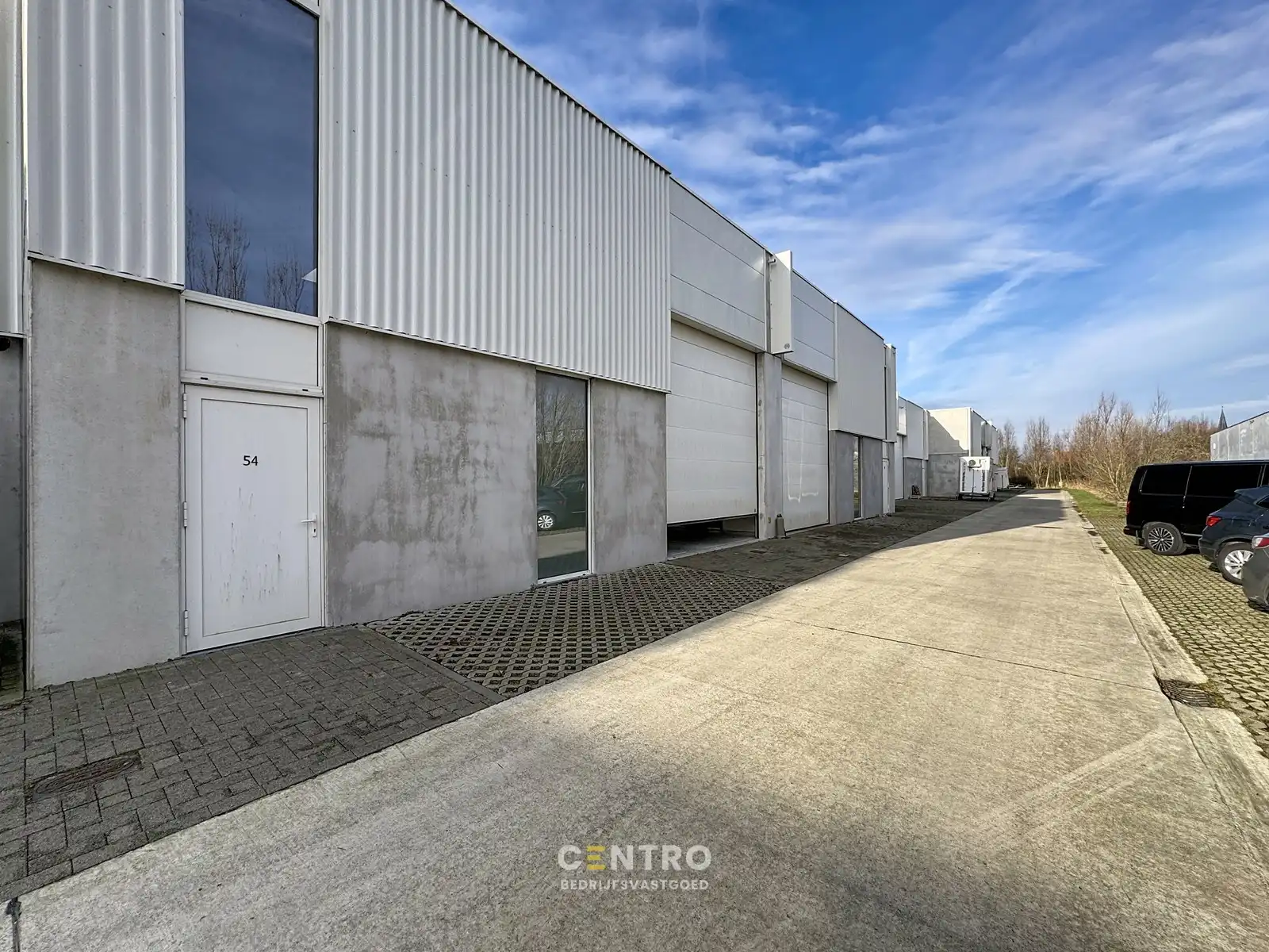 Instapklare OPSLAGRUIMTE (184m²) TE HUUR, inclusief 1 parkeerplaats voor de deur te Blankenberge foto {{pictureIndex}}