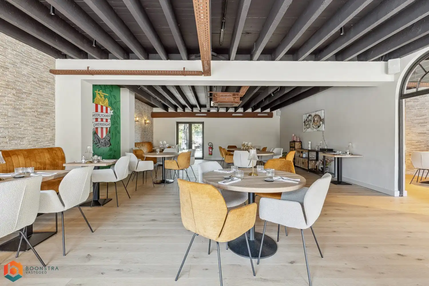 Grondig gerenoveerd handelsgelijkvloers met woonst en ruime parking foto 7