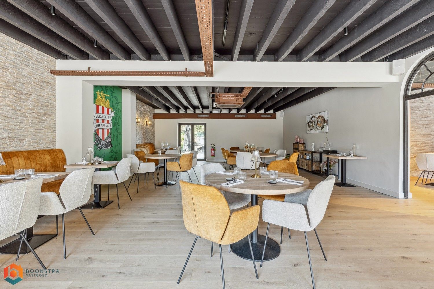 Grondig gerenoveerd handelsgelijkvloers met woonst en ruime parking foto 7