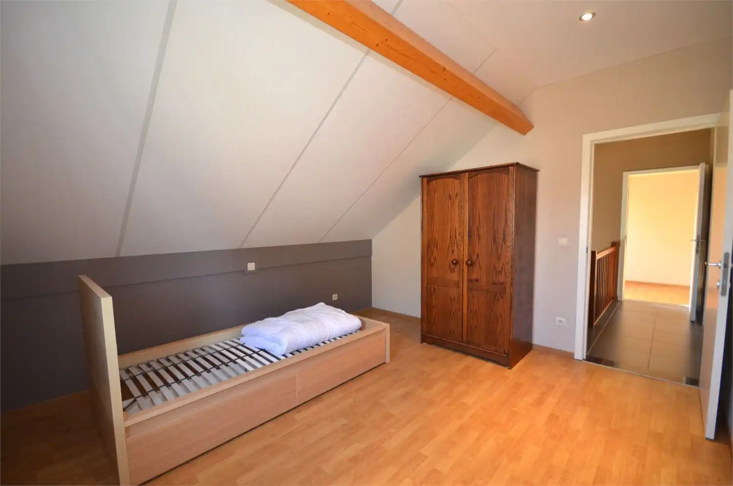 !! GELIEVE U PER MAIL AAN TE MELDEN!! INSTAPKLARE WONING MET EEN KNAPPE LEEFRUIMTE, KEUKEN, EEN  WASPLAATS/BERGING, INPANDINGE GARAGE, 3 RUIME SLAAPKAMERS EEN FIJNE BADKAMER, EEN KNAPPE PRIVATE TUIN MET FIJNE OVERDEKTE ZITPLAATS EN RUIME TUINBERGING IN HET CENTRUM VAN KAULILLE! foto 6