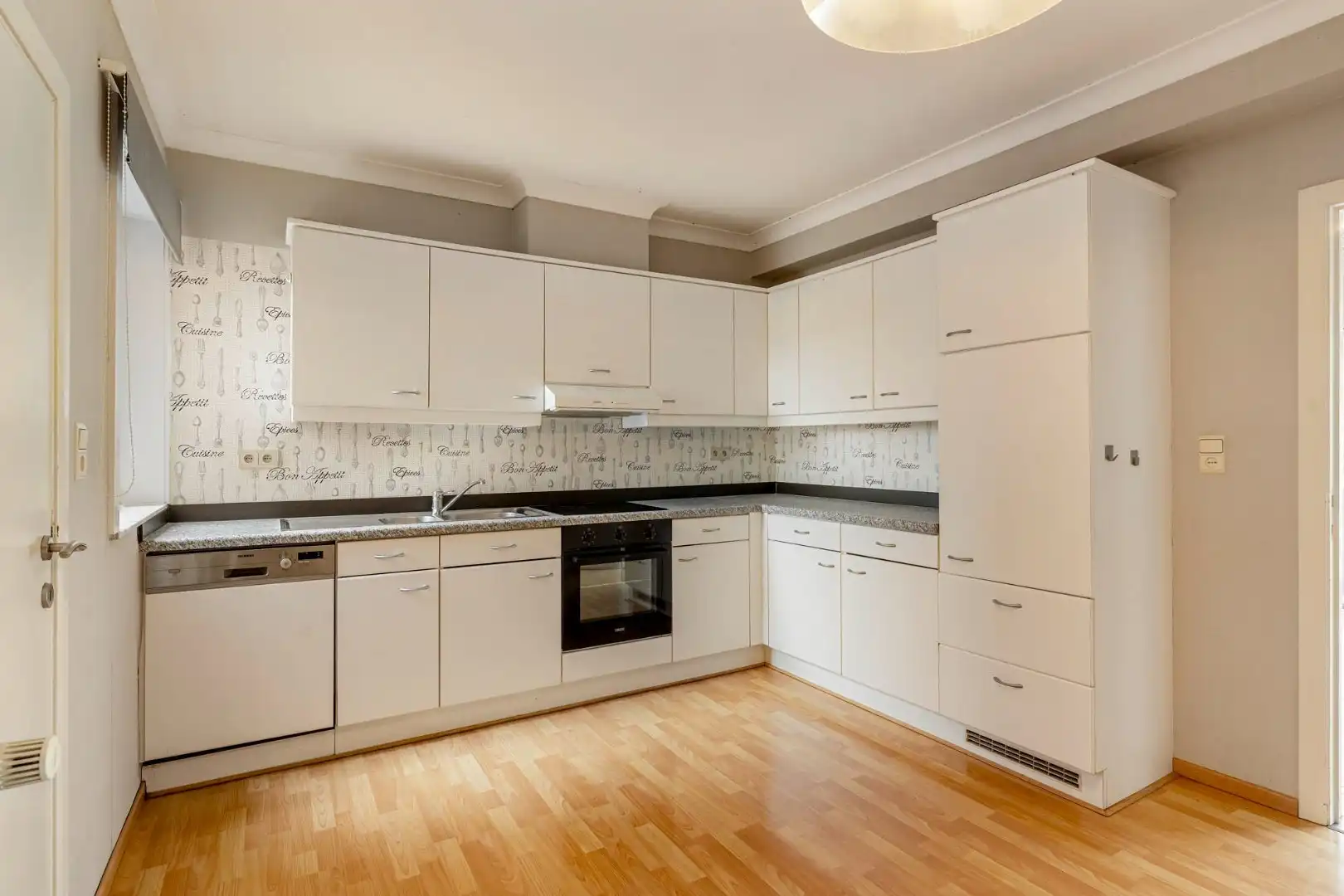 Comfortabel, zeer ruim appartement met 4 slaapkamers, terras en garage in het centrum van Neeroeteren!  foto 13