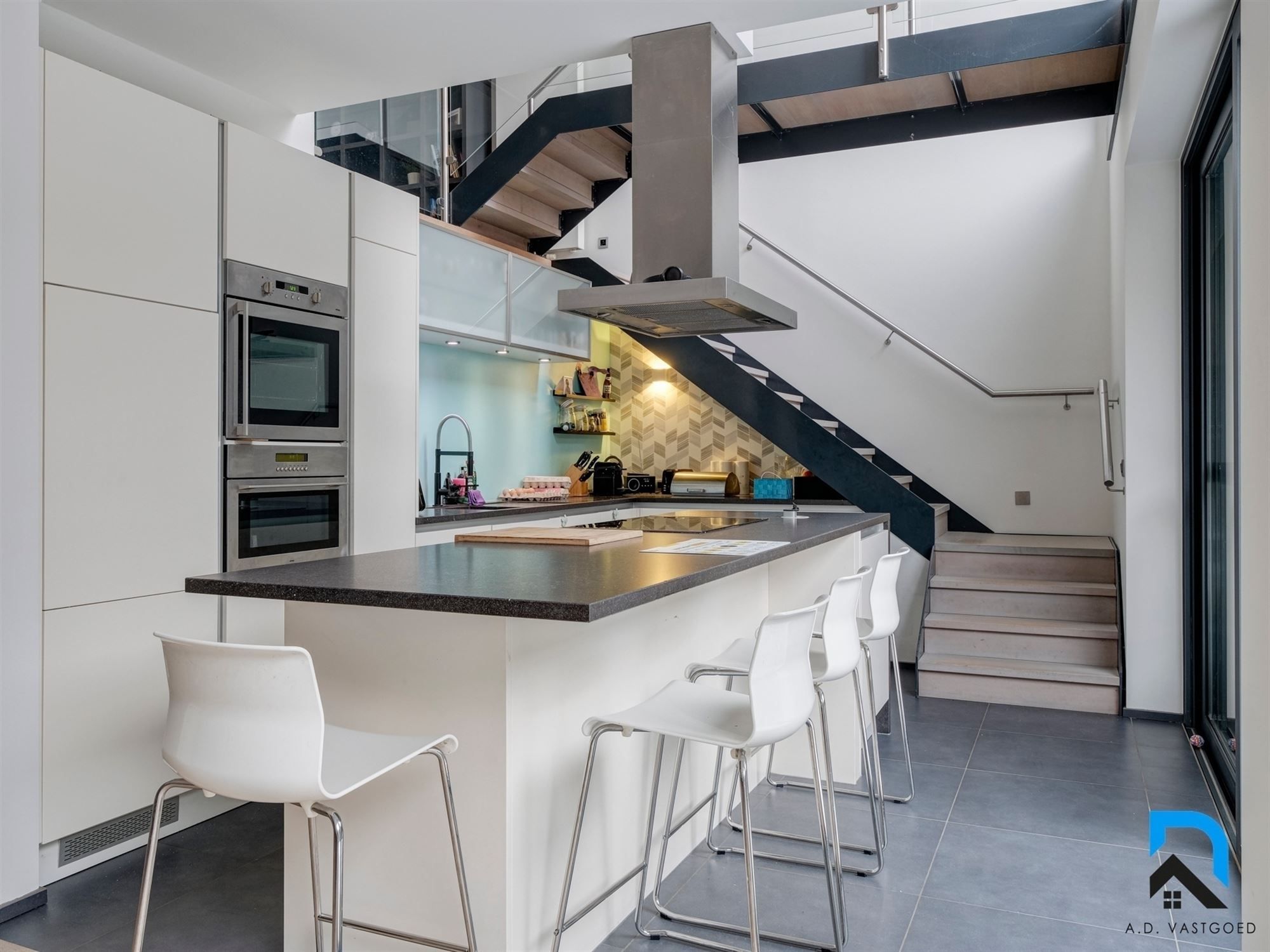 Bijzonder mooi gerenoveerde woning voorzien van 5 slaapkamers foto 9