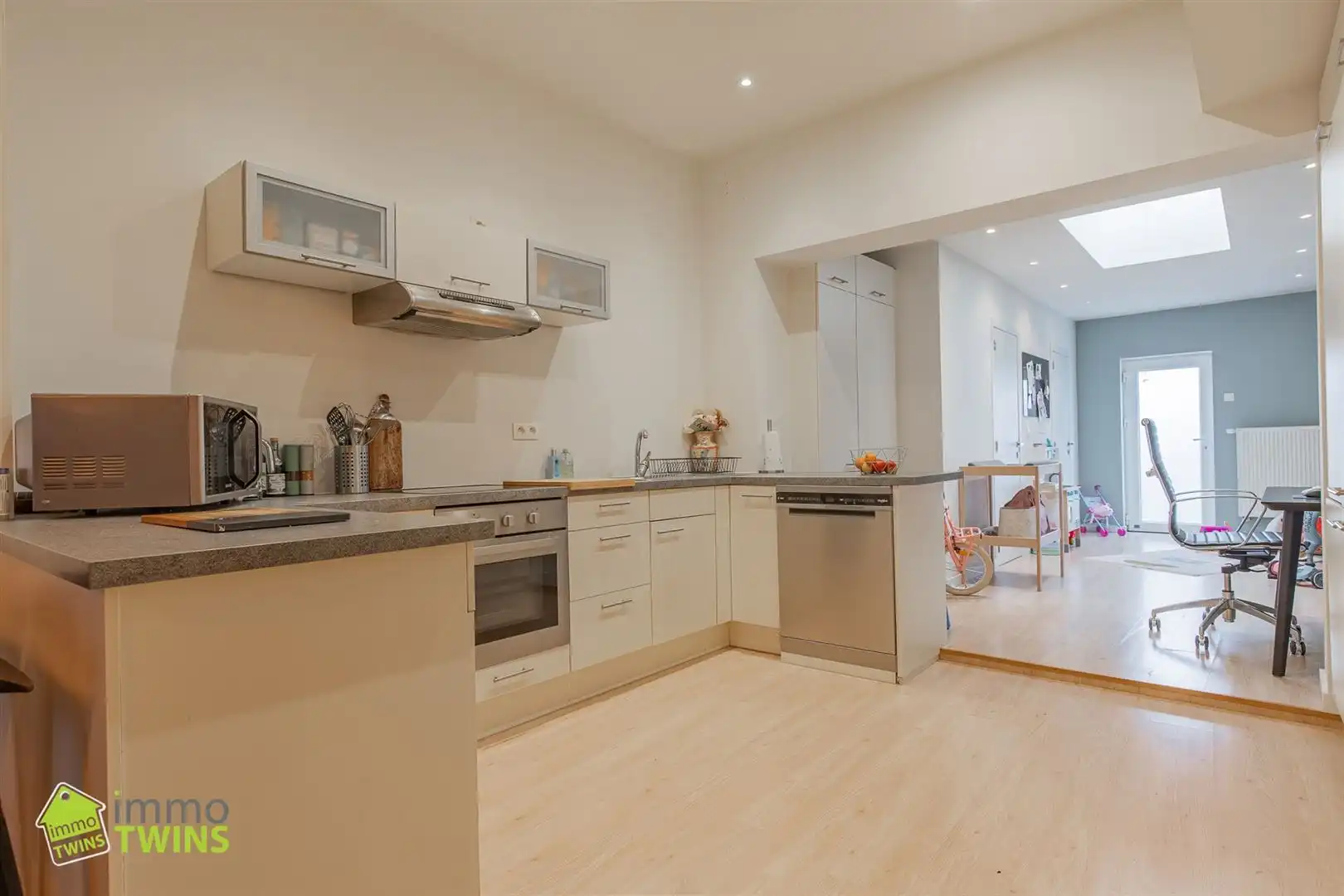 In een rustige maar toch centraal gelegen straat ontdekken we deze volledig instapklare, verrassend ruime en bijzonder energiezuinige woning foto 4