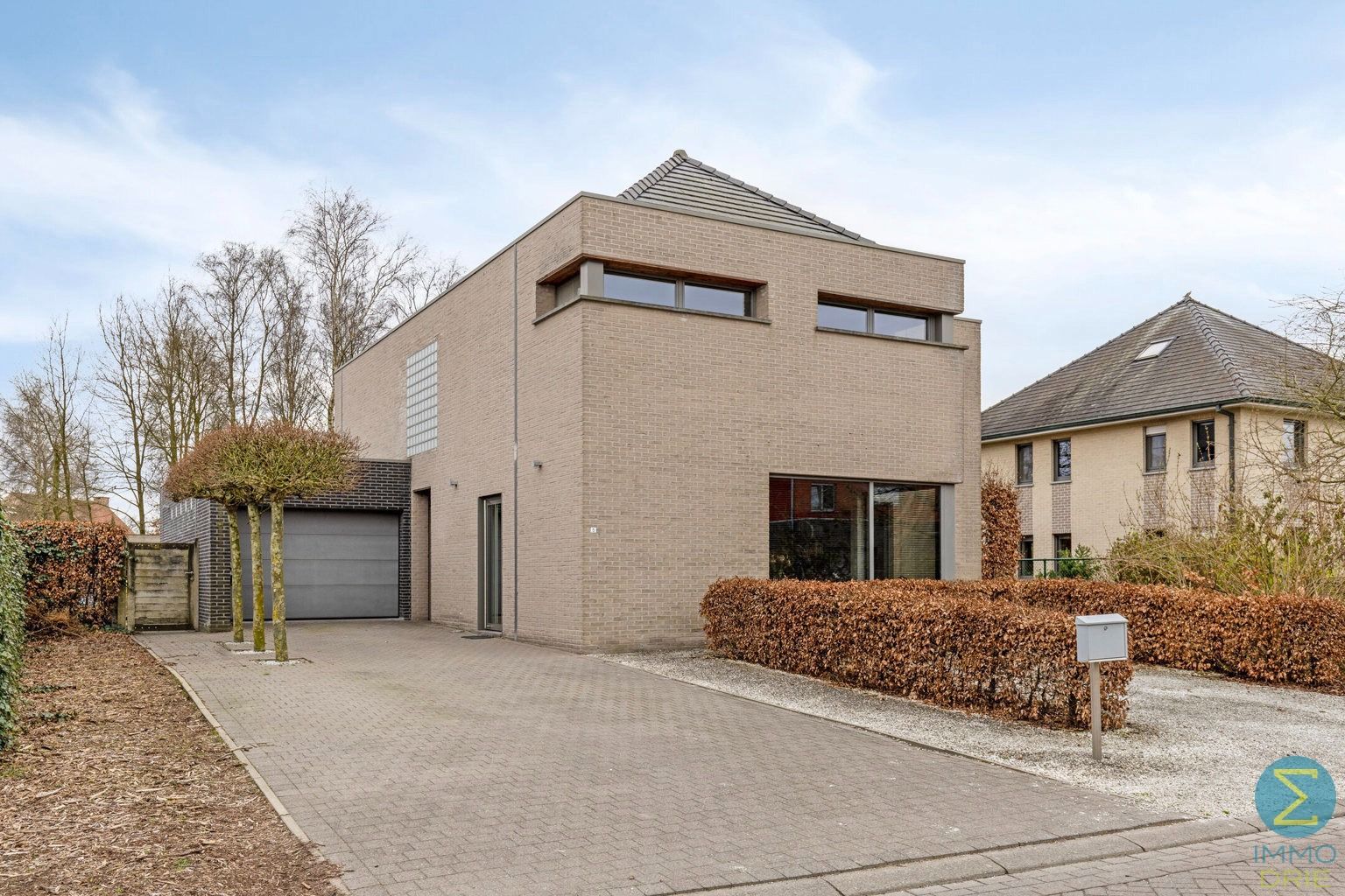 Moderne instapklare vrijstaande woning met 3 slpks op 840m² foto {{pictureIndex}}