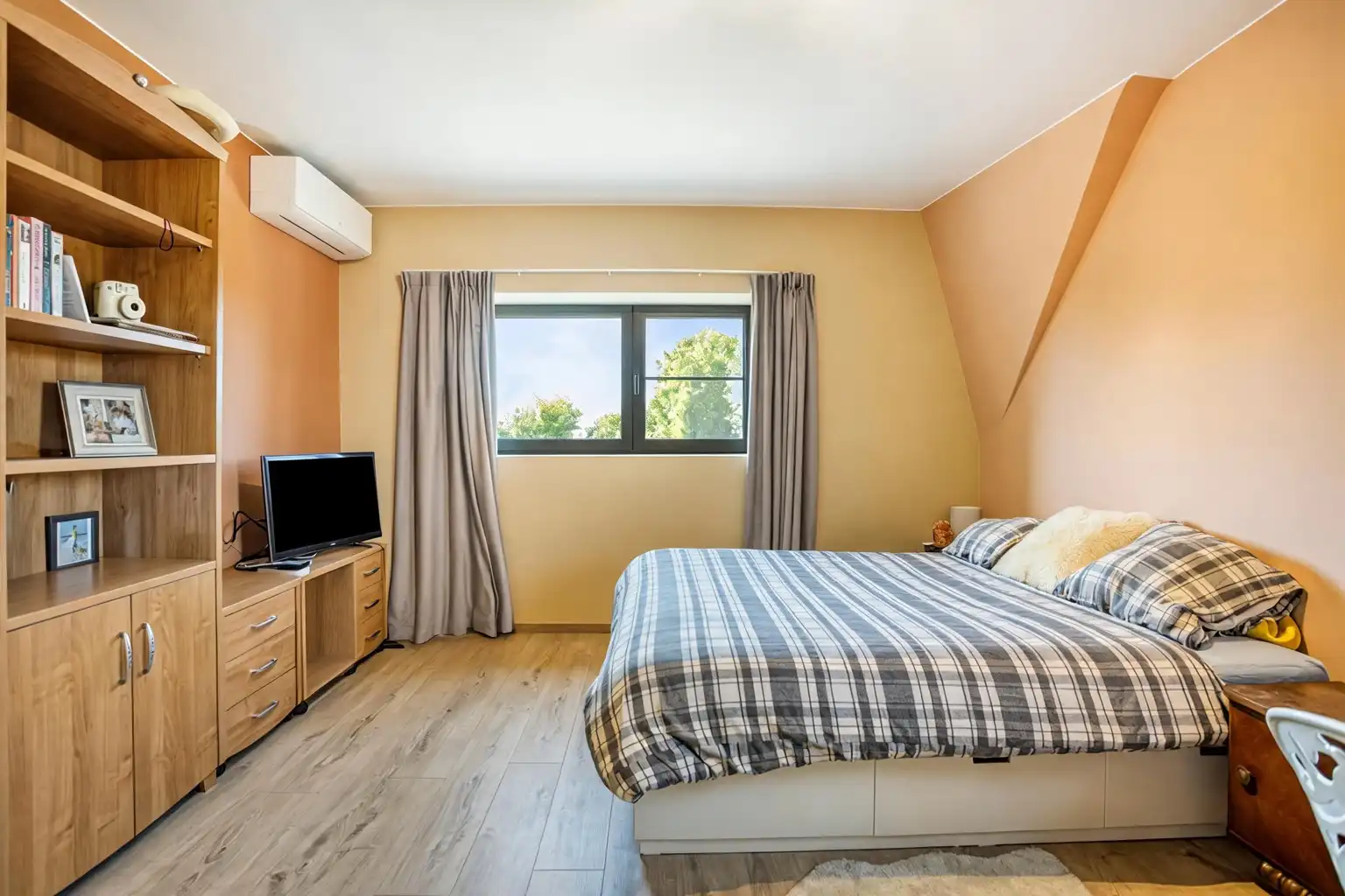 MOOIE, VOLLEDIG GERENOVEERDE WONING MET TUIN  foto 14