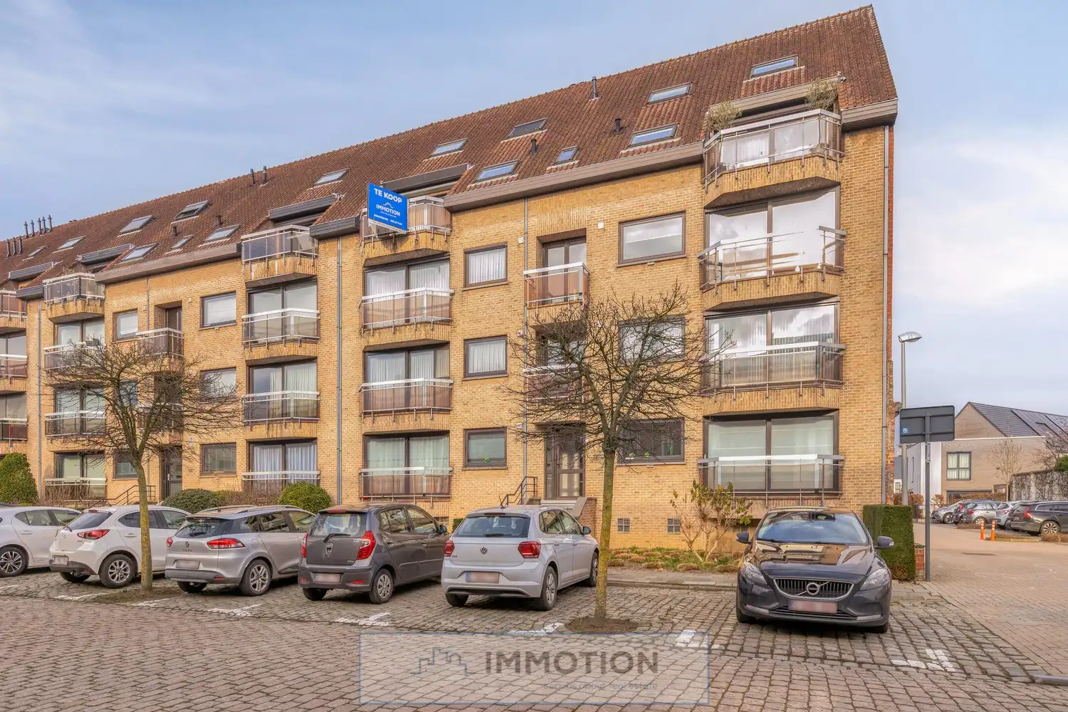 Ruim duplexappartement met dubbele garage in Kortrijk foto {{pictureIndex}}
