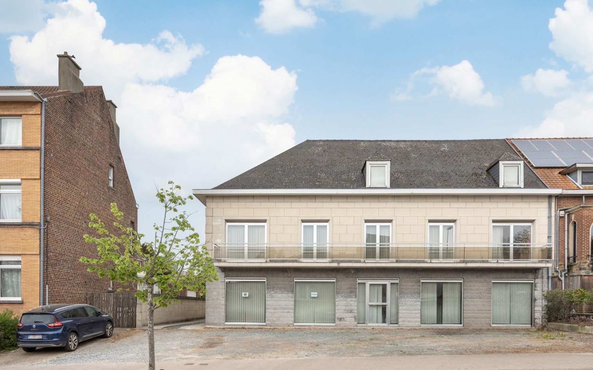 Uitzonderlijk groot gebouw met appartement en handelsruimte foto {{pictureIndex}}