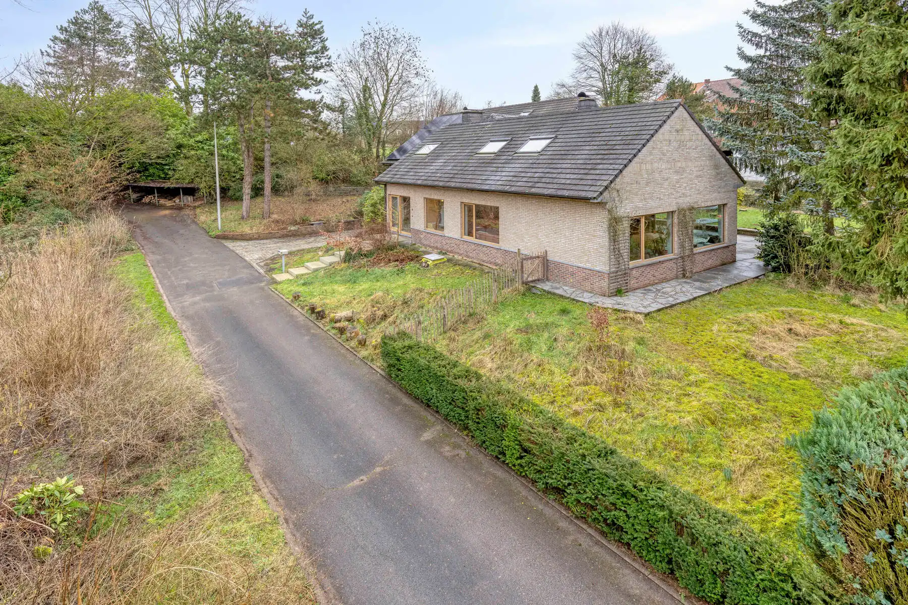 Ruime villa in een groene omgeving foto 2