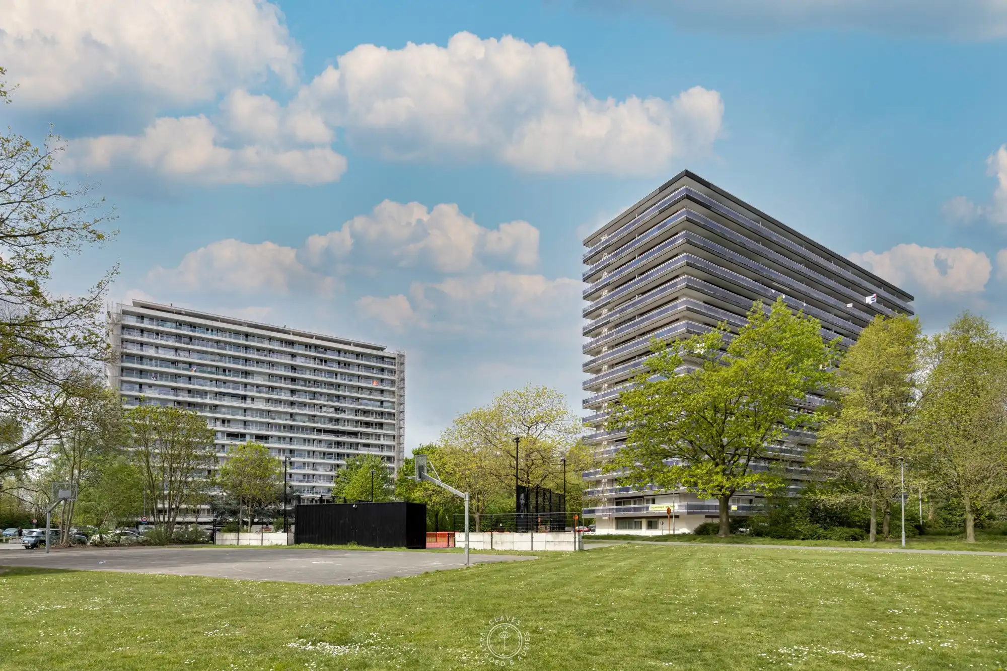 Lichtrijk hoekappartement op de 14de verdieping met panoramisch uitzicht foto {{pictureIndex}}