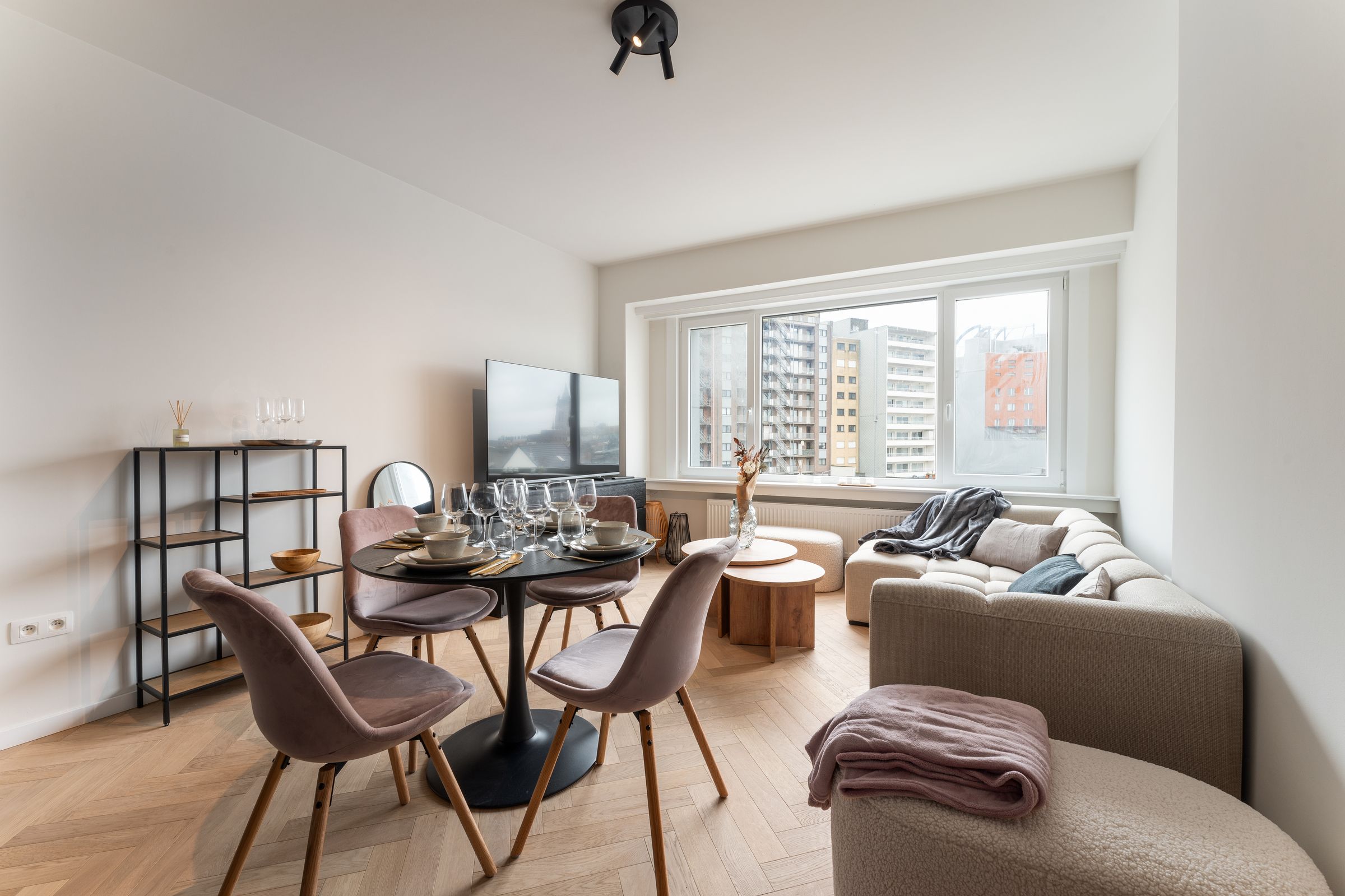 Volledig gerenoveerd 2-slaapkamerappartement  foto 2