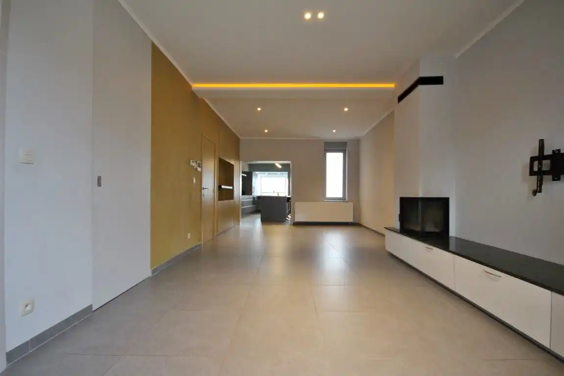 Zeer ruime woning net buiten het stadscentrum! foto 8