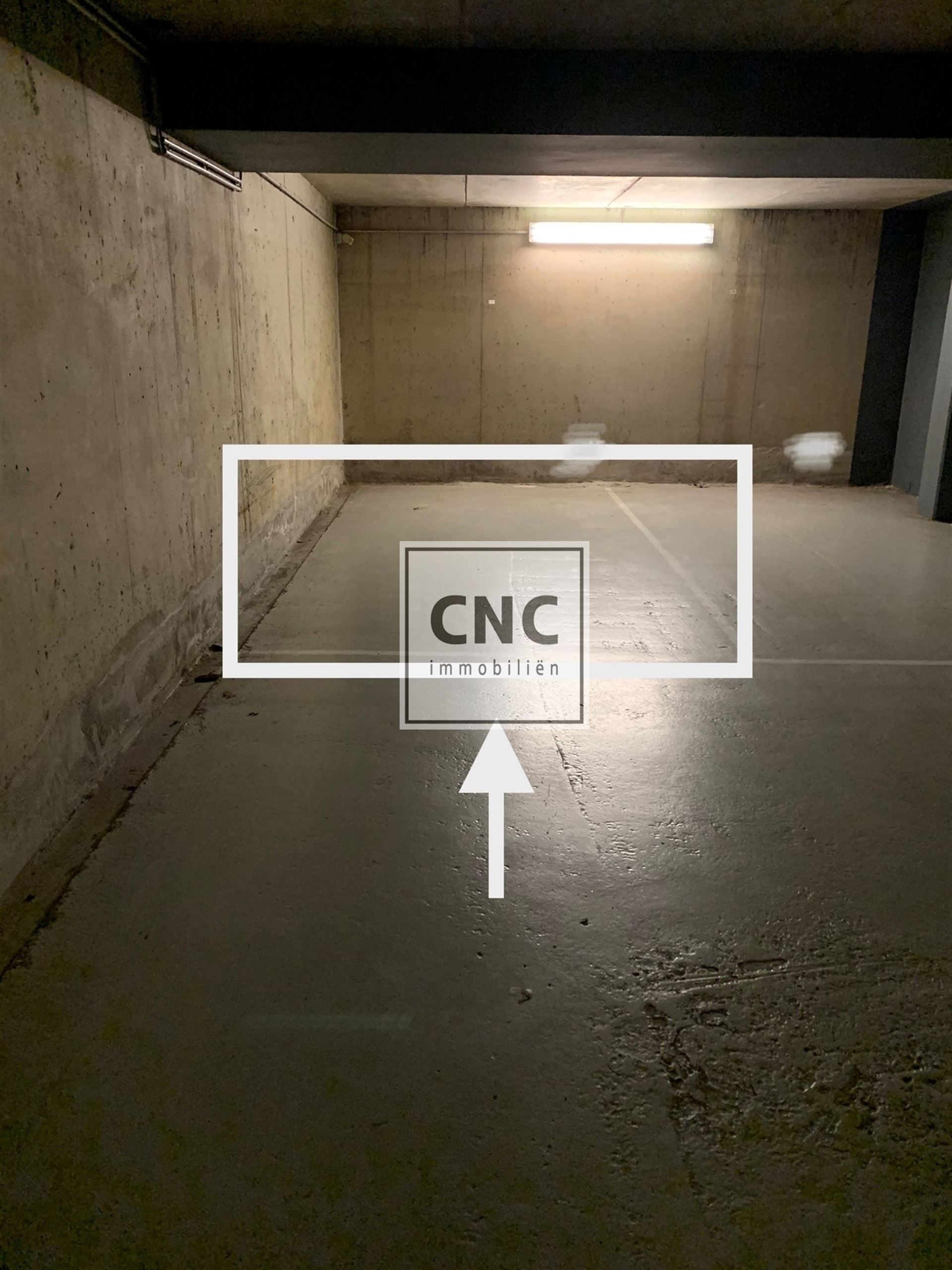 Makkelijk toegankelijke autostandplaats in het centrum van Knokke; op de hoek van de Jef Mennekenslaan met de Zoutelaan. Met autolift. foto 4