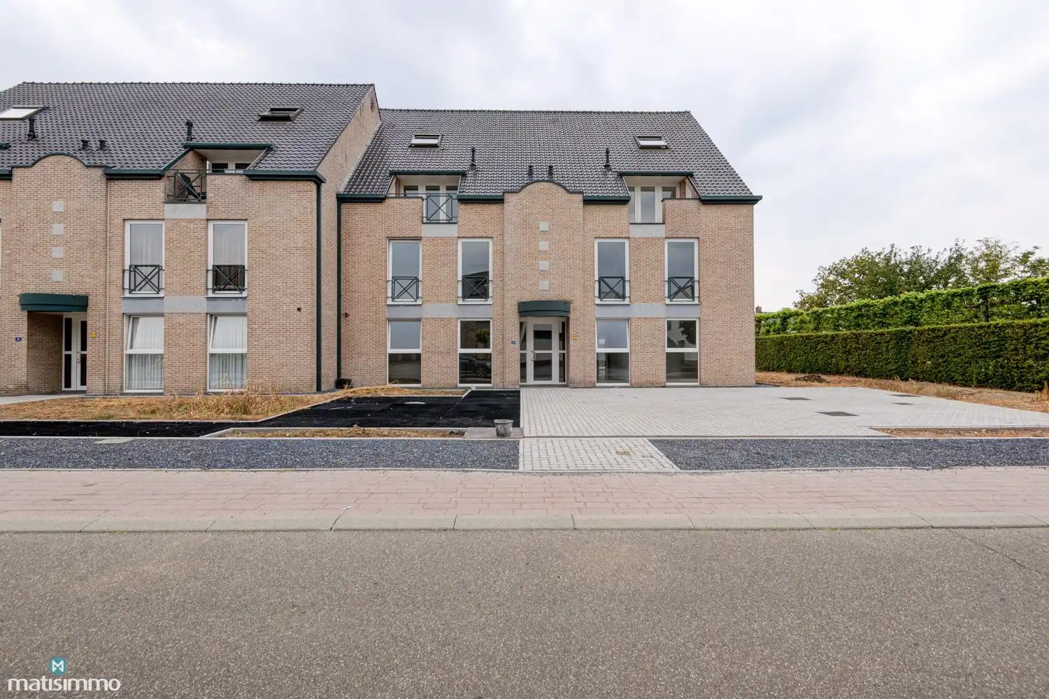 INSTAPKLAAR GELIJKVLOERS APPARTEMENT MET 2 SLAAPKAMERS, BERGING EN AUTOSTAANPLAATS NABIJ HET CENTRUM VAN BILZEN foto 20