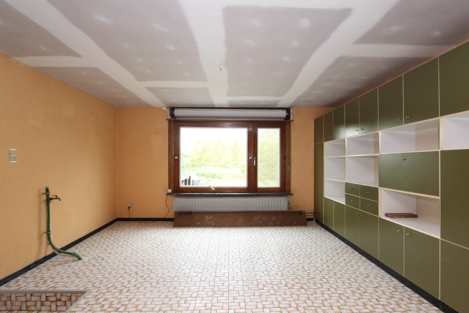 Ruime woning met 4 slaapkamers, garage en diepe tuin met inrit foto 9