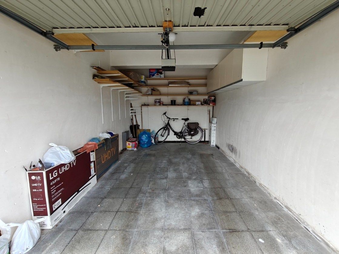 Ruime garage met optie om extra wagen voor de garage de plaatsen foto 3