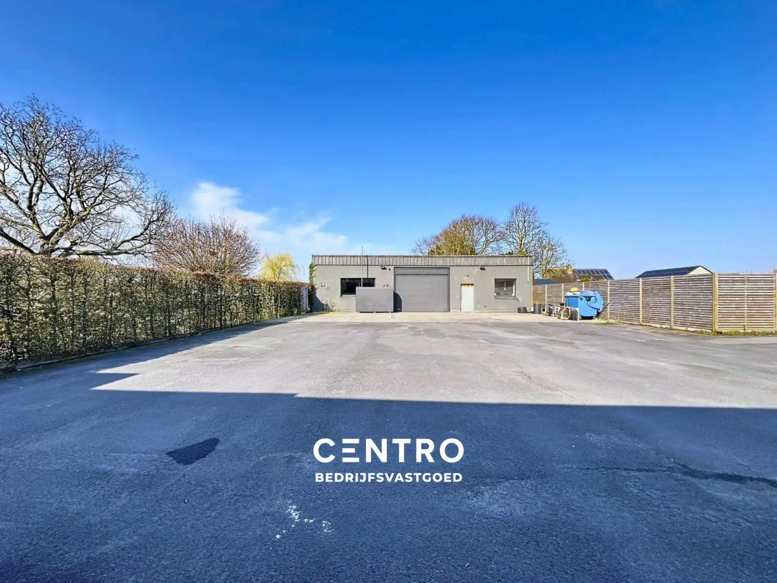Magazijnen met kantoorgedeelte, garages én RUIM verhard buitenterrein, rustig gelegen in centrum Hooglede! foto {{pictureIndex}}
