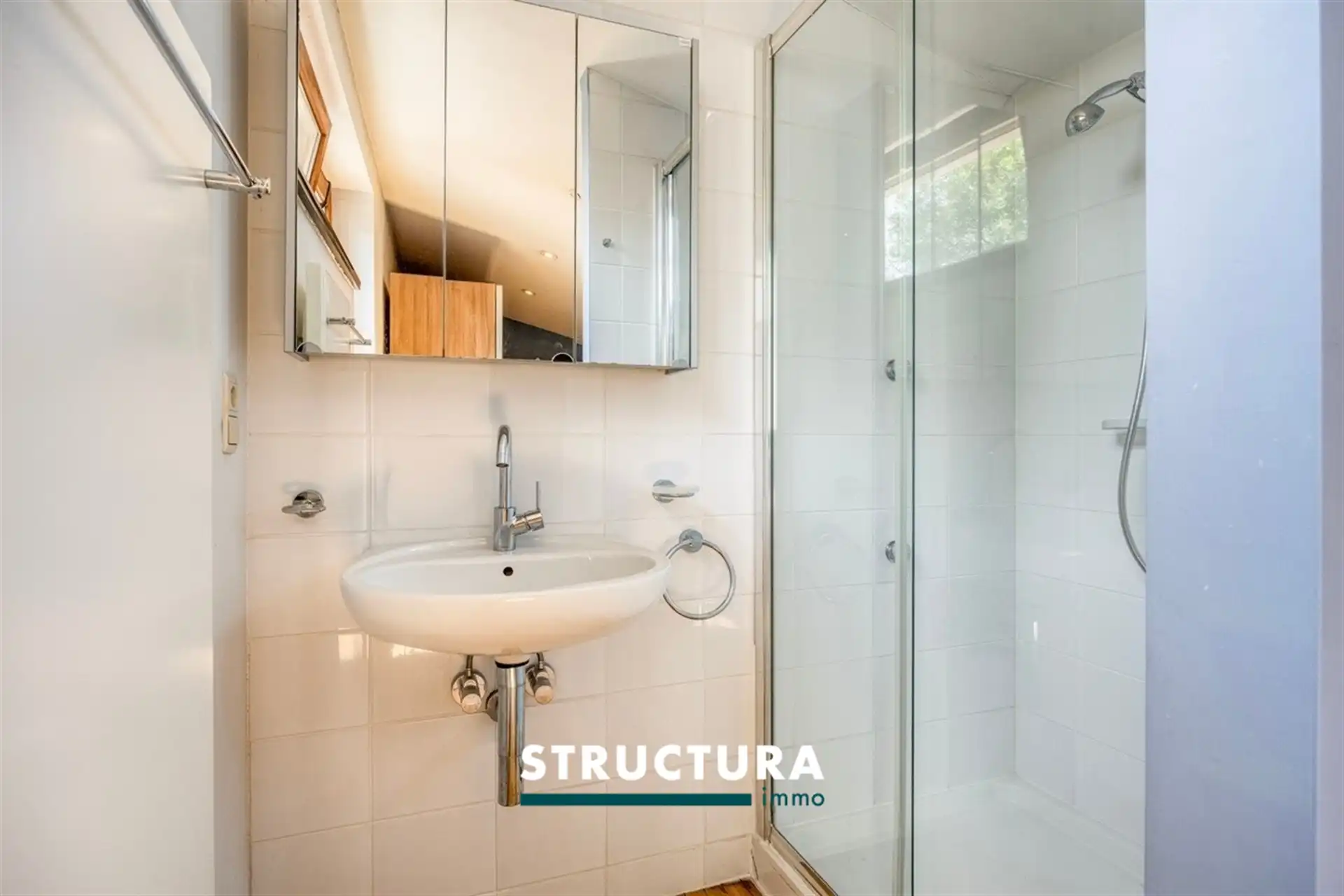 Prachtige woning met ruime loods foto 30