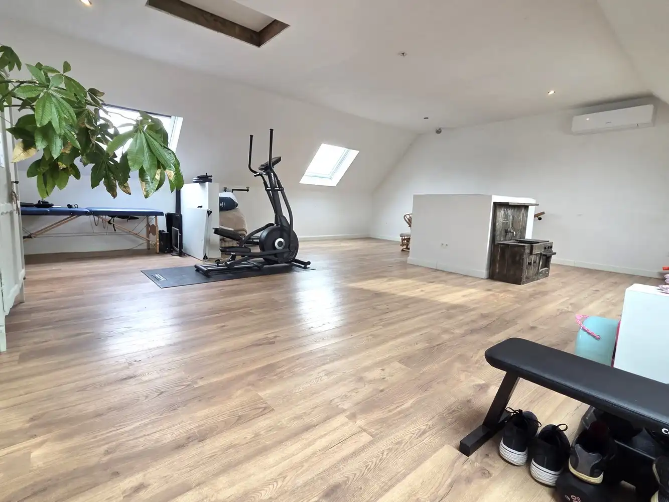 Zeer ruime woning, 3 tot 5 slaapkamers, 2 badkamers, volledig vernieuwd met ruim bijgebouw foto 12