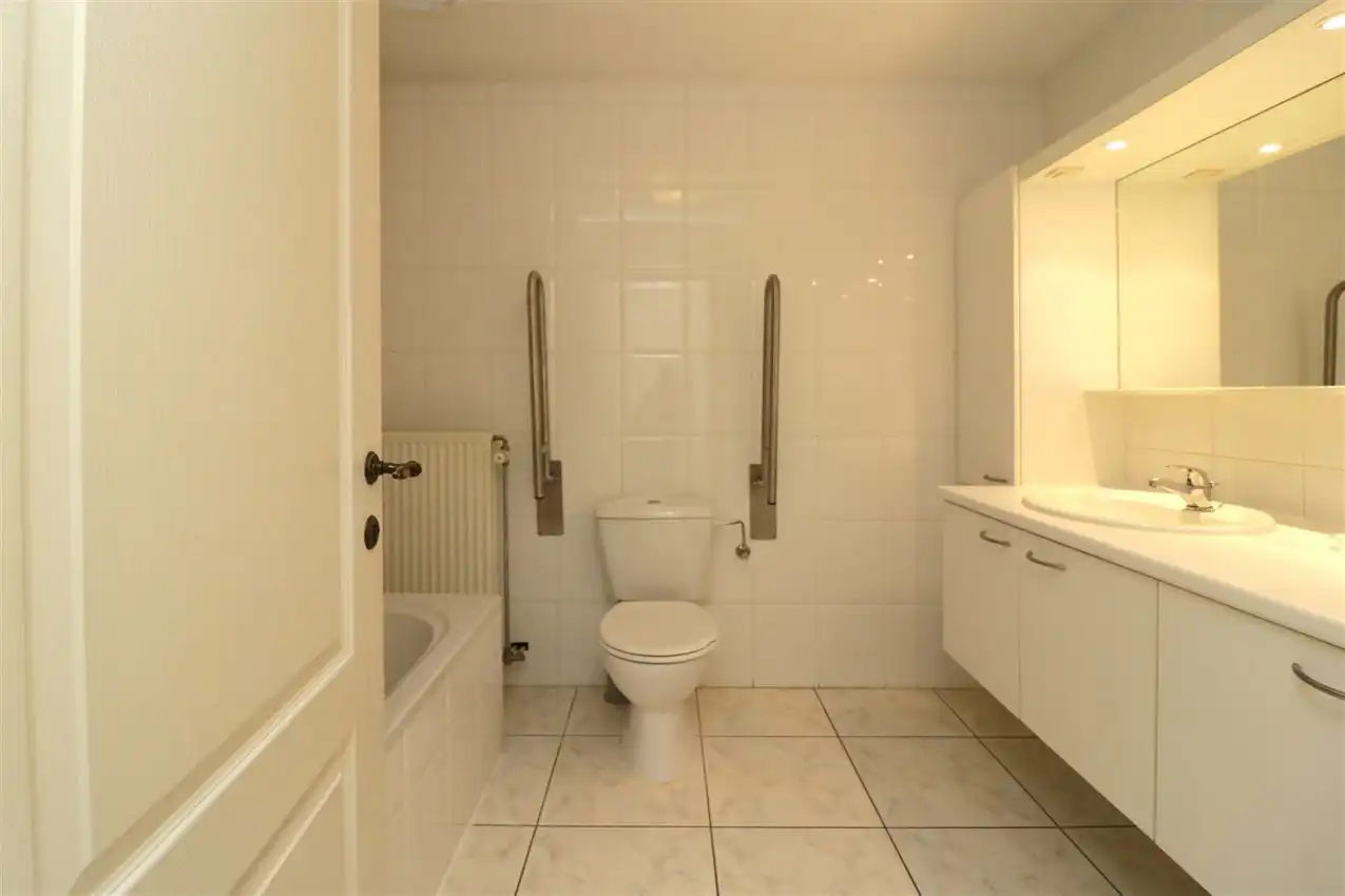 Gelijkvloers wonen met tuintje en autostaanplaats in centrum foto 18