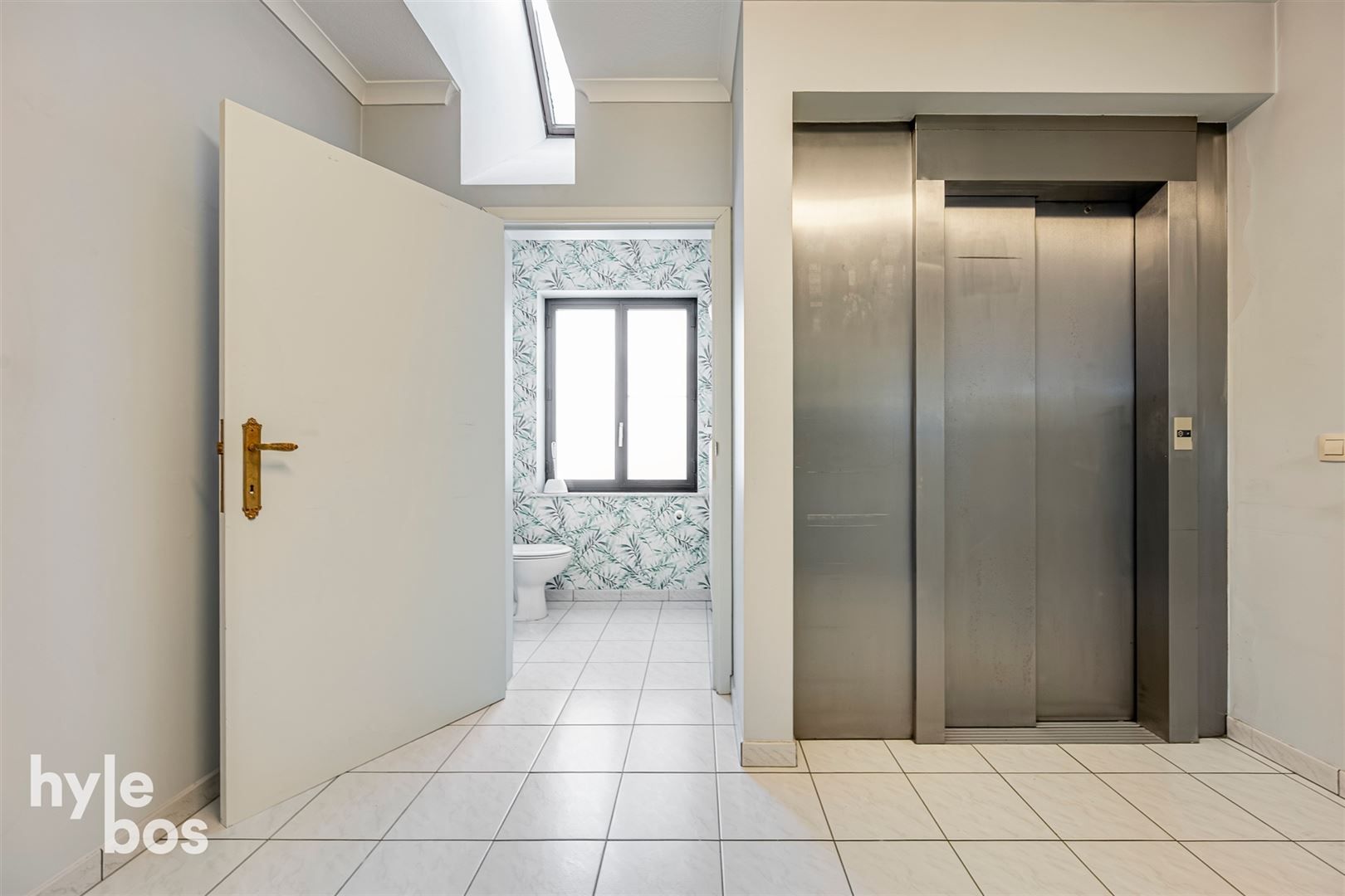 Ruim bovenhuis met groot magazijn in het centrum van de stad foto 18