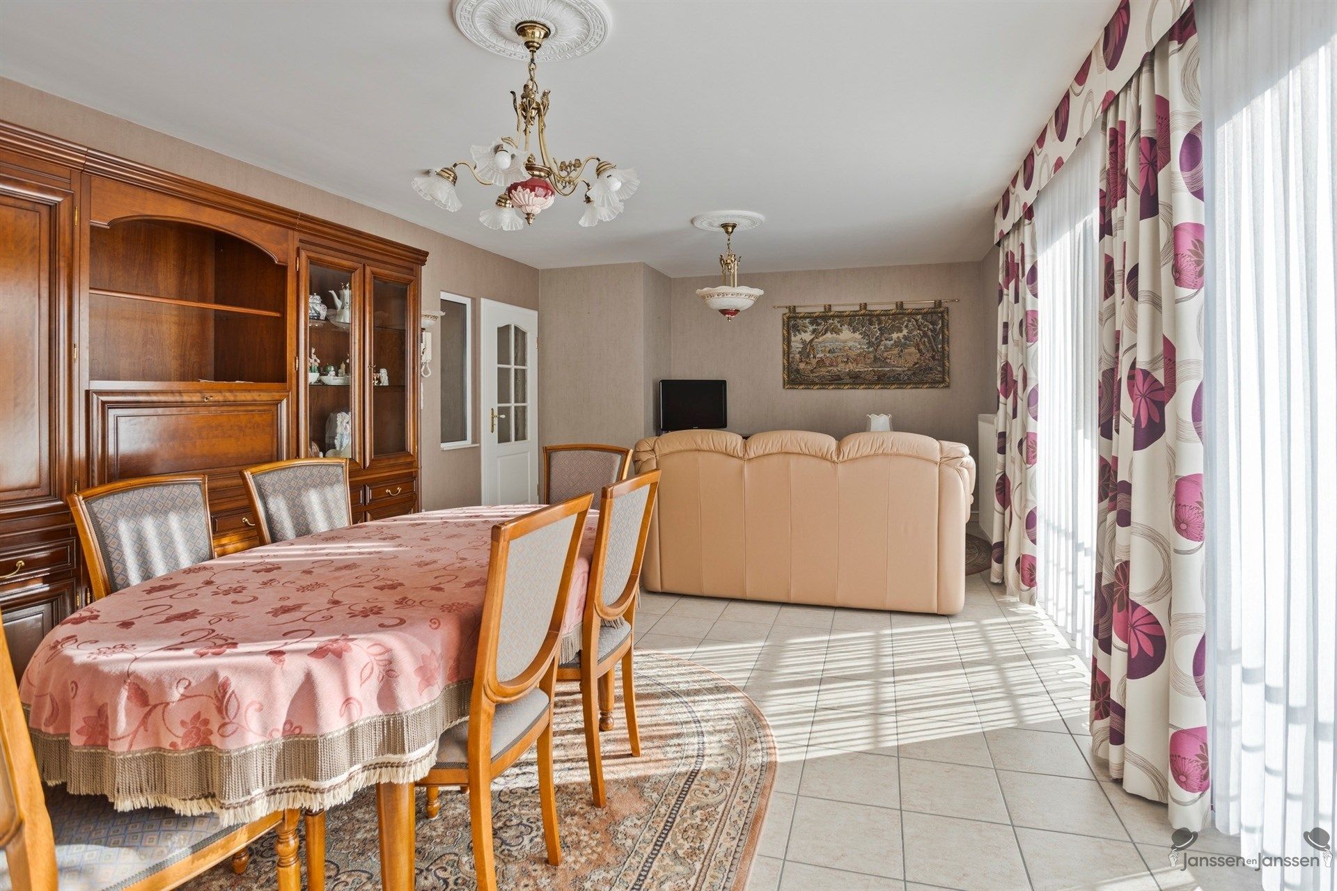 appartement foto {{pictureIndex}}
