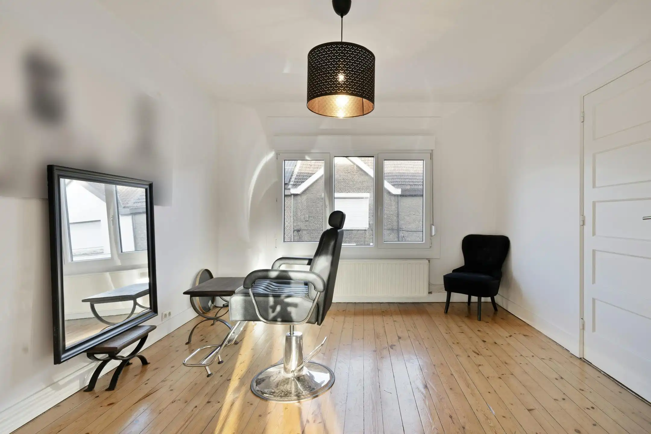 Volledig gerenoveerde woning met tuin te koop in Luchtbal!  foto 9