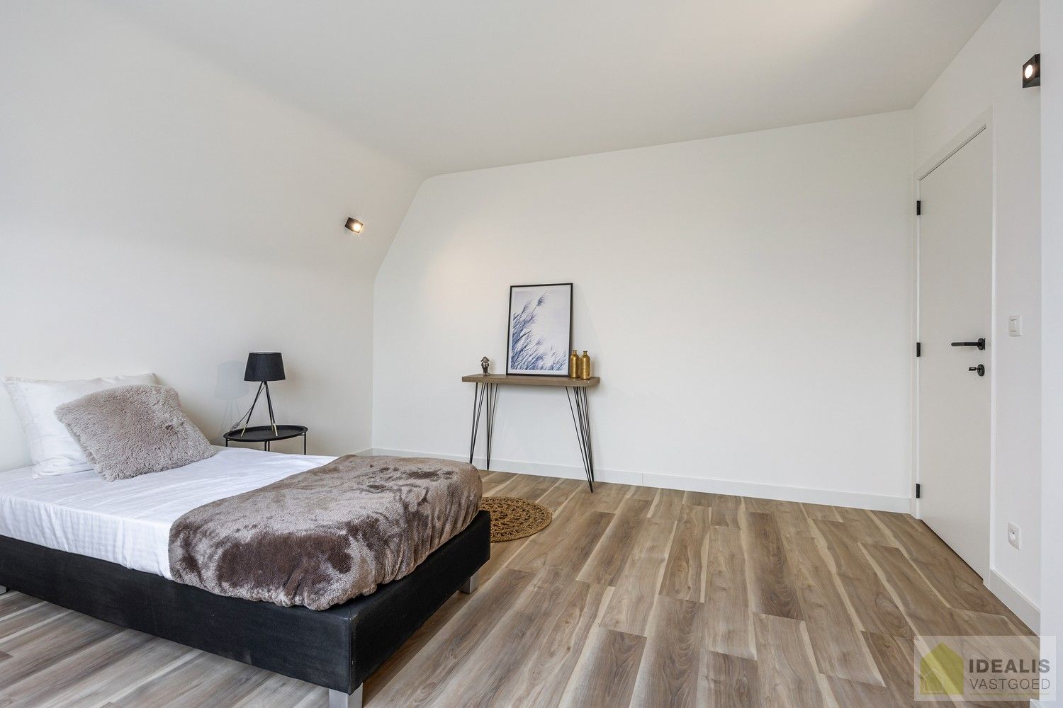 IDEALIS VASTGOED – Schitterend volledig vernieuwde woning met een heerlijke open leefruimte, luxe keuken, 3 ruime slaapkamers, een ruime luxueuze badkamer én een ruime wasplaats! Dit heerlijke huis bevindt zich op een volledig nieuw aangelegd perceel van 7a 88ca vlakbij het centrum van Hamont-Achel, op slechts enkele minuten van de Nederlandse grens - EEN MUST VISIT! - foto 35