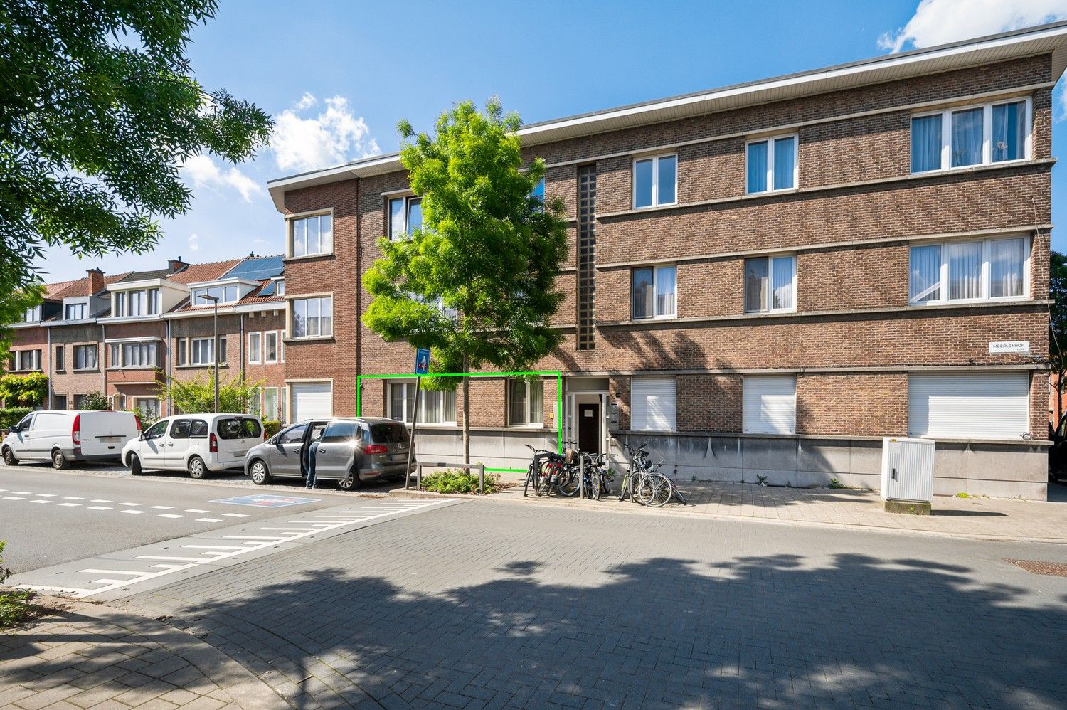 Unieke renovatiekans: ruim 2-slpk appartement met tuin en twee bergingen. foto 1