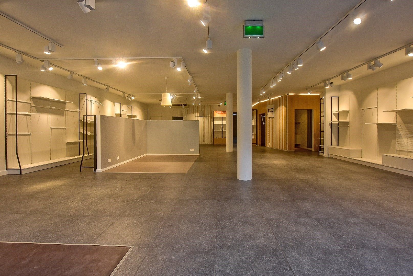 Gerenoveerd ruim handelsgelijkvloers te huur (324m²) in het centrum van Diksmuide.  foto 5