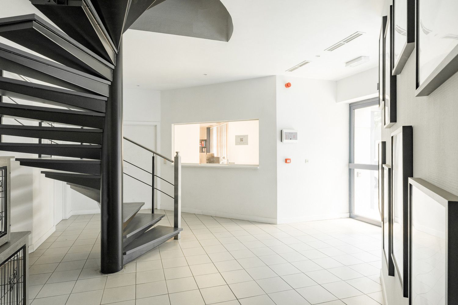 RUIM MULTIFUNTIONEEL BEDRIJFSPAND MET KANTORENCOMPLEX foto 48