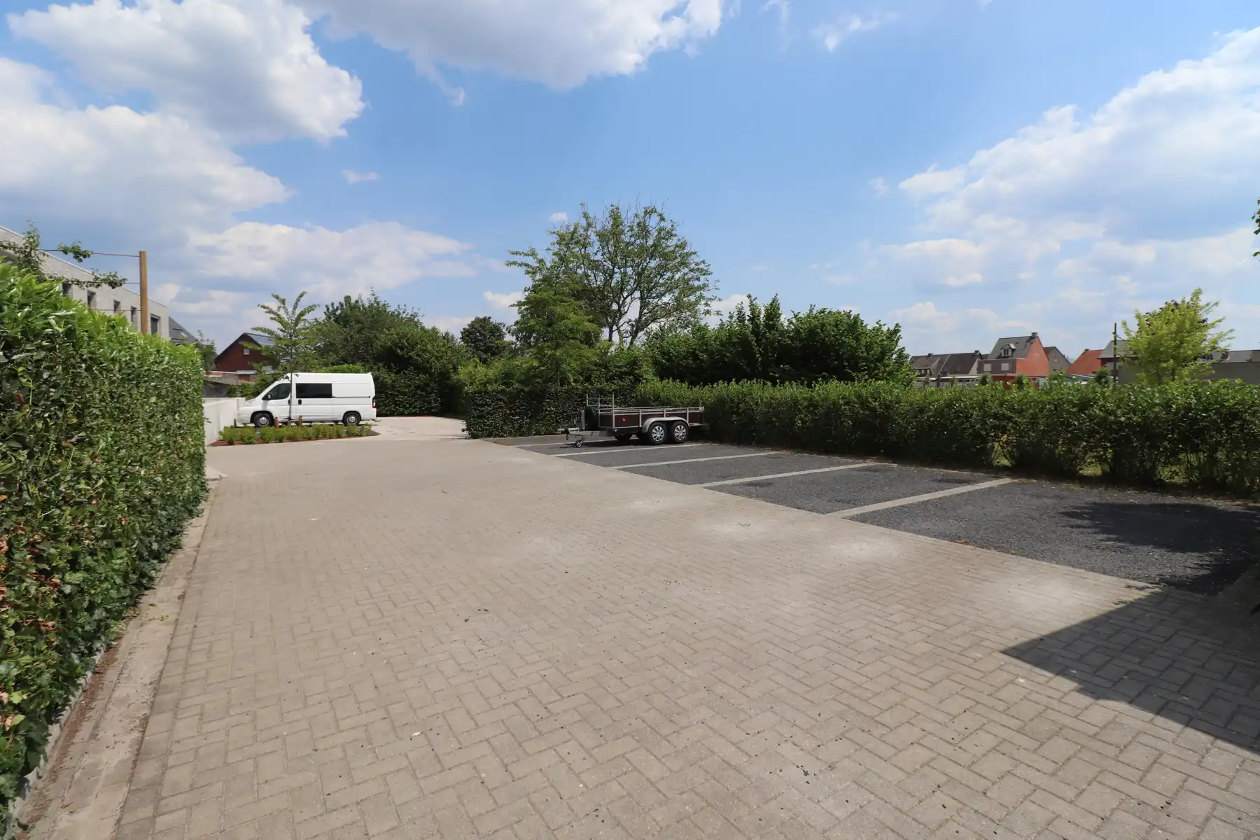 Een autostaanplaats gelegen achter het appartementsgebouw. foto 2