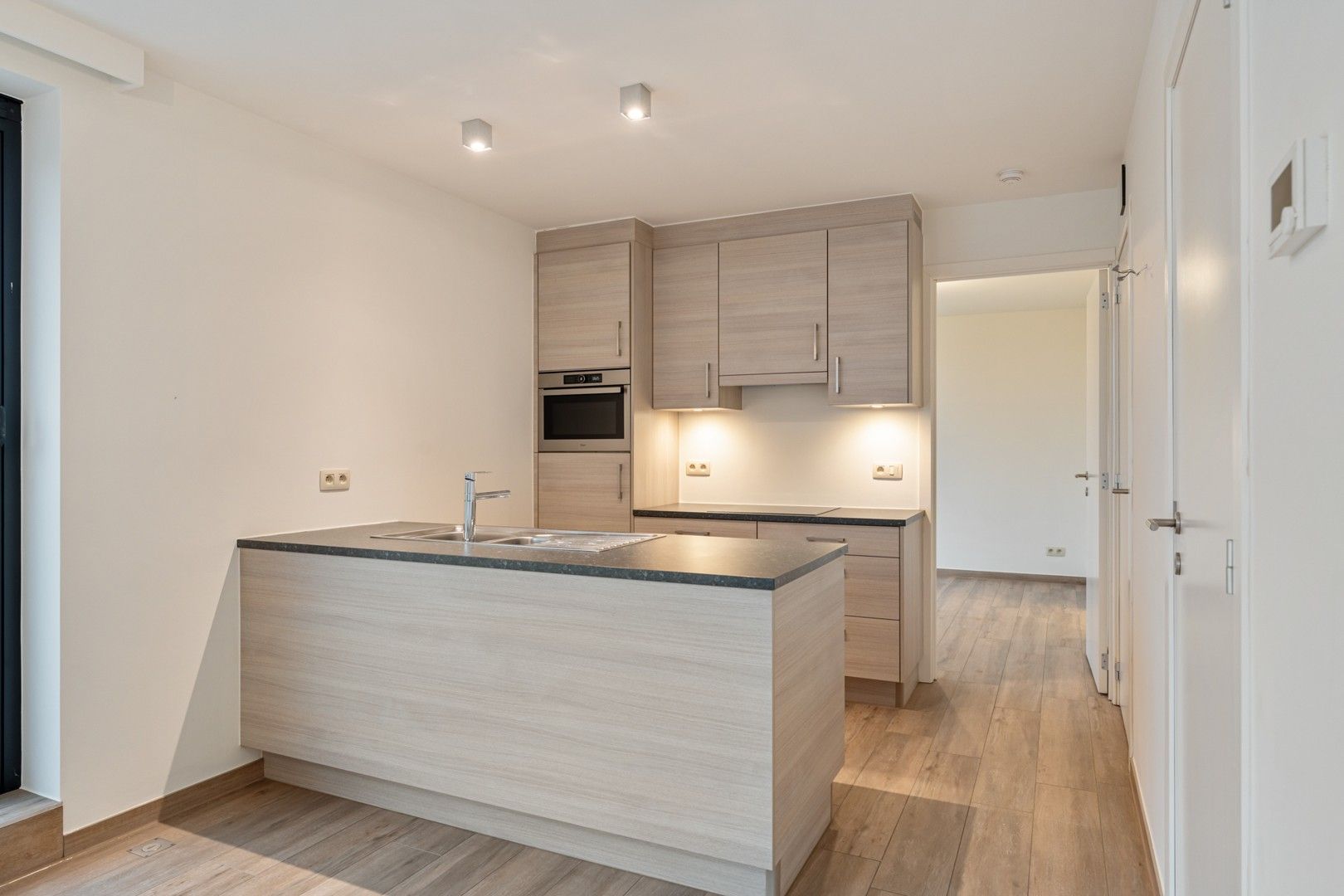 Modern appartement met ruim terras, groen uitzicht en garage. foto 8