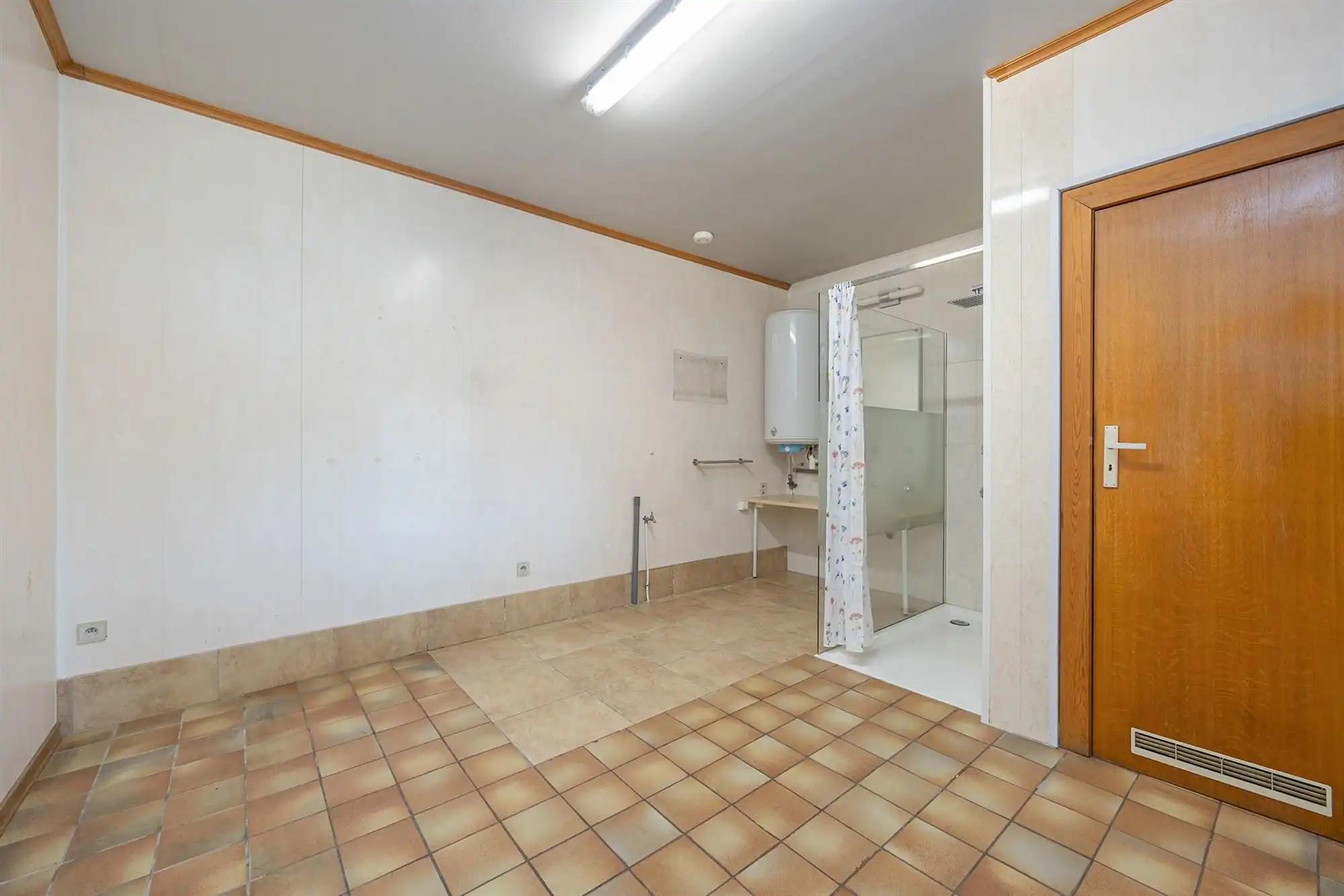 Gezinswoning met drie slaapkamers, garage en tuin foto 10