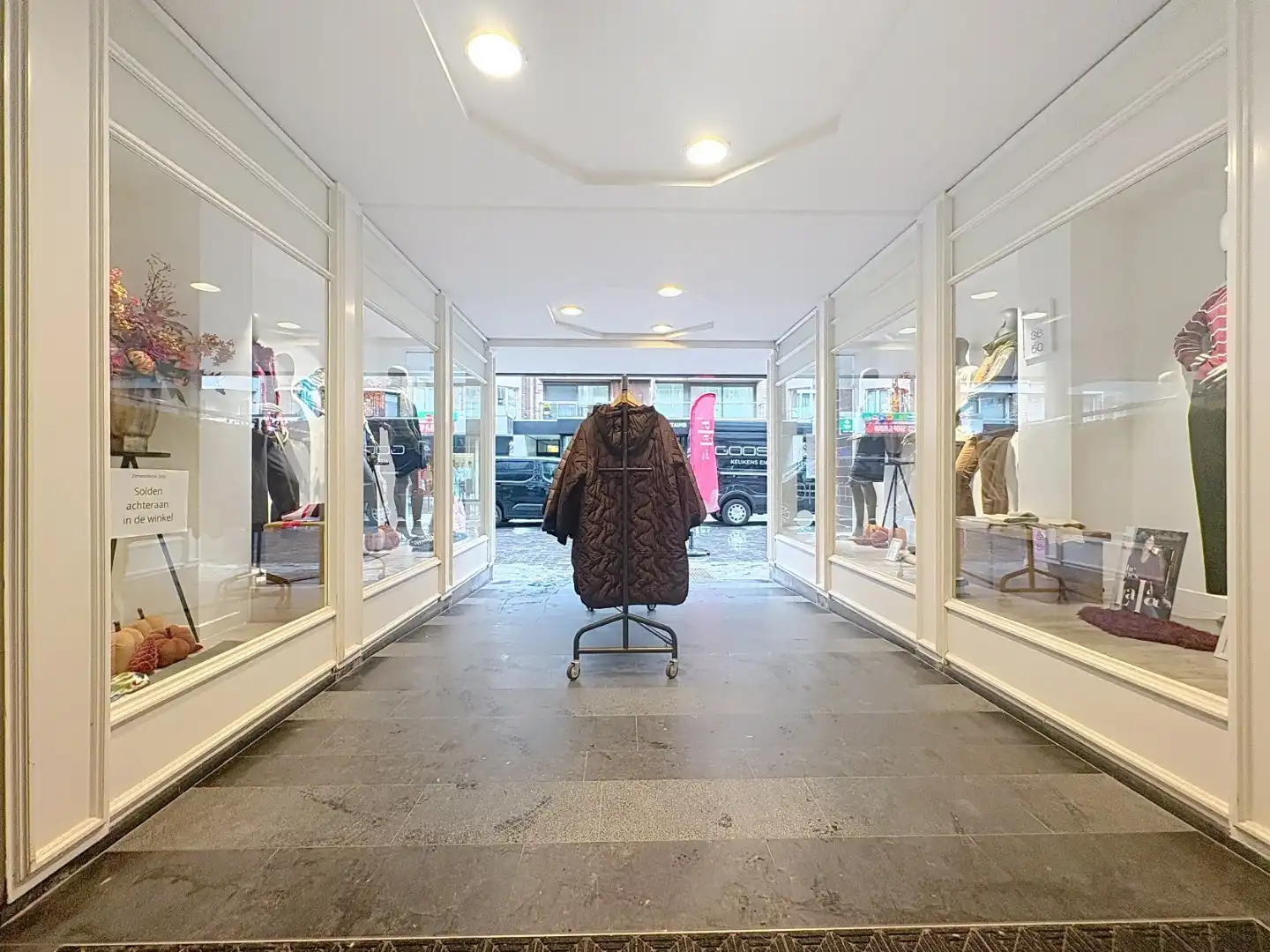 Uitstekend gelegen handelspand te huur in het hart van Koksijde-Bad foto 4