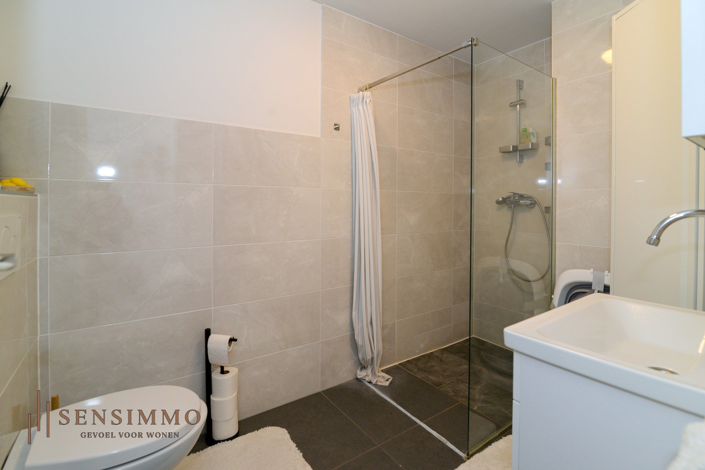 Gelijkvloers tweeslaapkamerappartement met tuin, parking en kelderberging foto 12