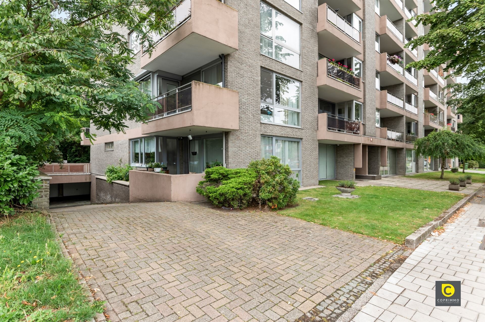 Gelijkvloers app. 190 m² met  4 slk foto {{pictureIndex}}